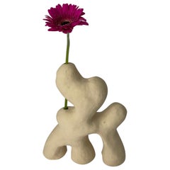 Weiße skulpturale Vase in Weiß von HS Studio