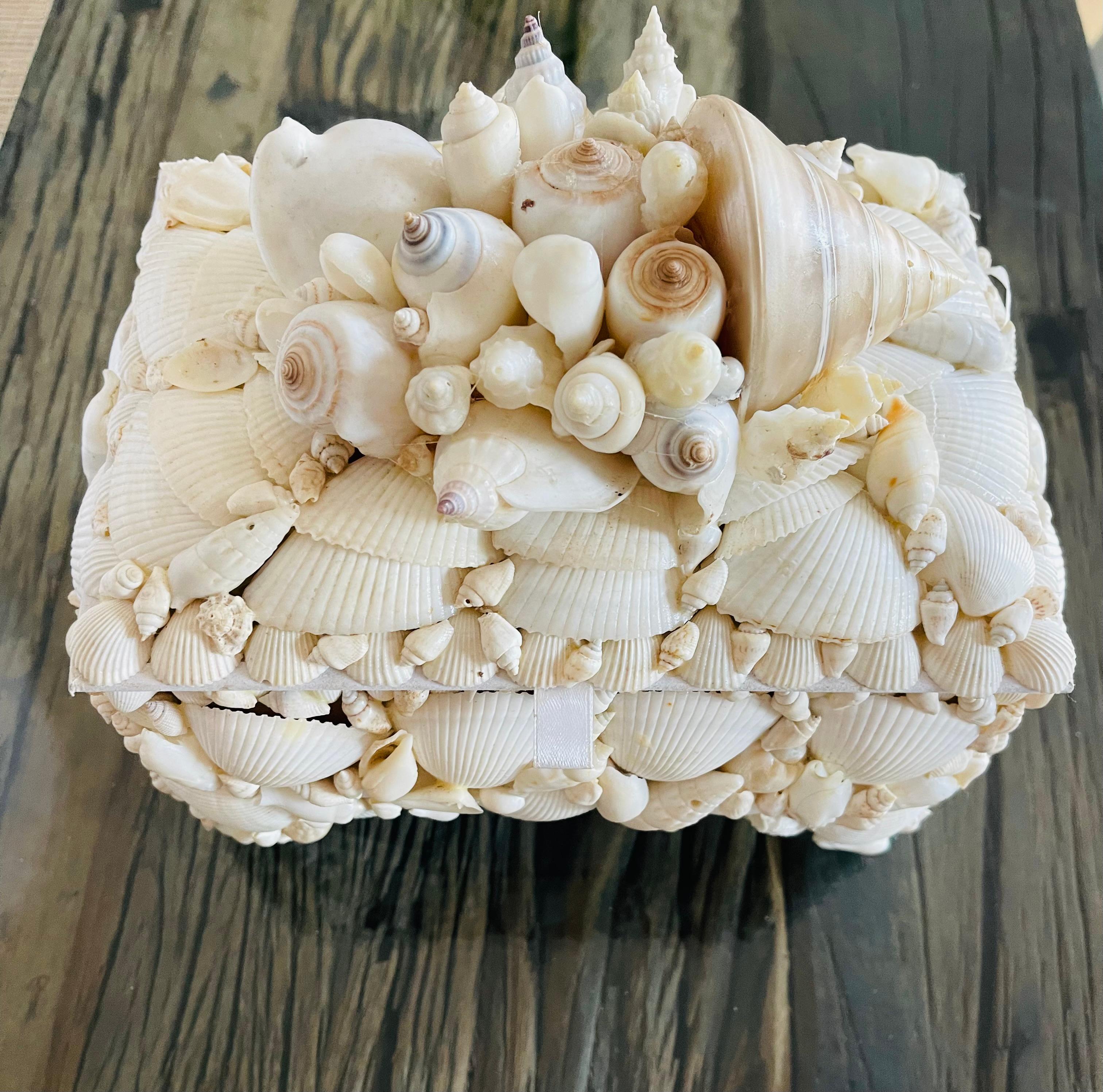 White Sea Shells Weddings Treasure Jewelry Box In Good Condition For Sale In Boca Raton, FL