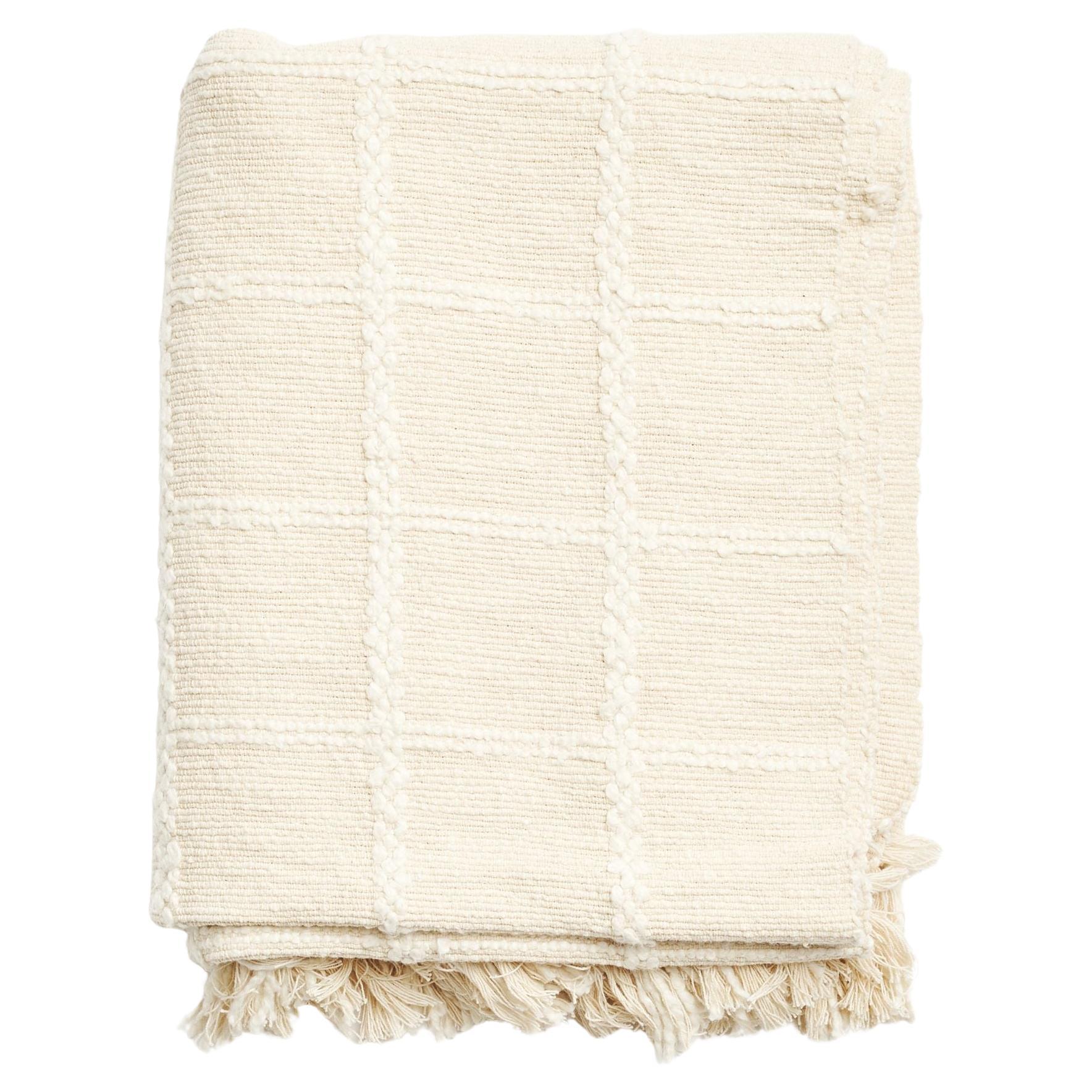 Sea Shell ist eine große, beschwerte Decke, die auch als Tagesdecke für ein normales Bett verwendet werden kann. Es wurde  von Webern in Indien handgewebt. Das Design von Sea Shell Throw  besteht aus einem subtilen, strukturierten Karomuster. Die