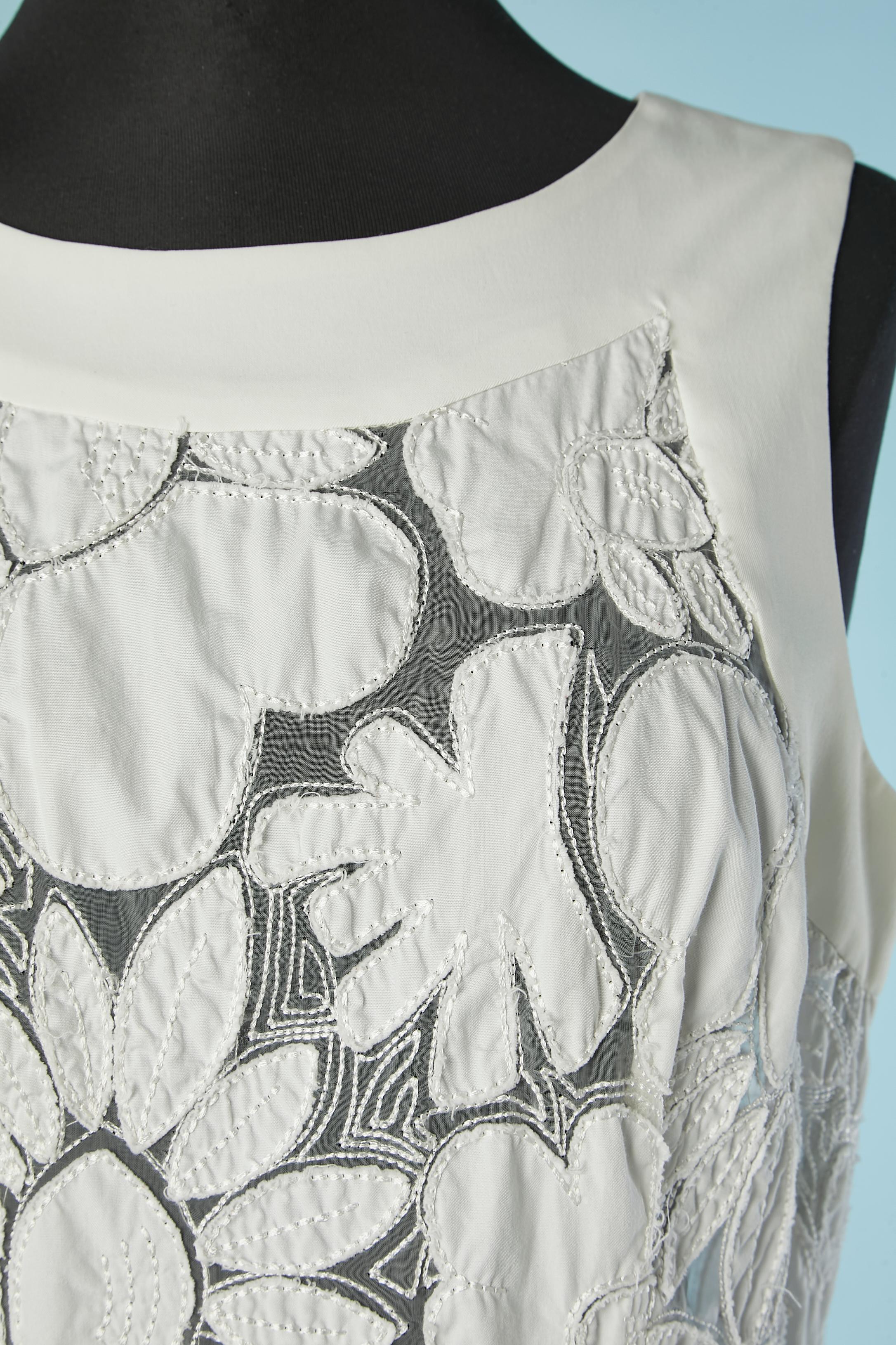 Robe de cocktail transparente blanche avec application de fleurs. Composition du tissu principal : 60% polyester, 35% rayonne, 5% élasthanne. Fermeture à glissière et crochet au milieu du dos. 
TAILLE 42 mais convient à M 