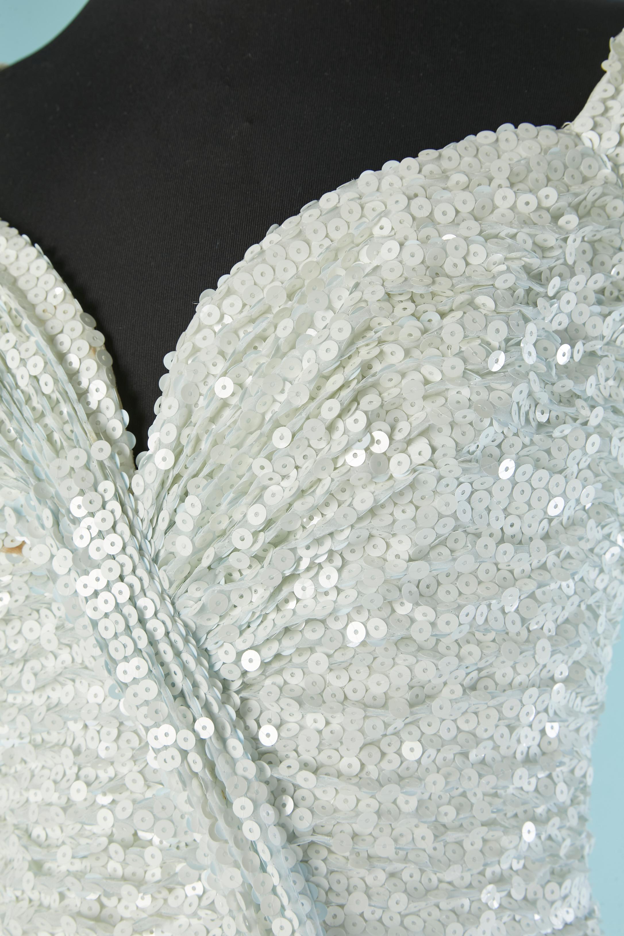 Weißer Paillettenstoff und Tüll . Rayon-Futter. Der Rock ist aus Tüll gemischt mit  eine Lage aus blassem Chiffon. 
Das Oberteil ist entbeint. Reißverschluss in der Mitte des Rückens + Haken & Ösen. 
Stoffgürtel innen an  der Taille mit Haken- und