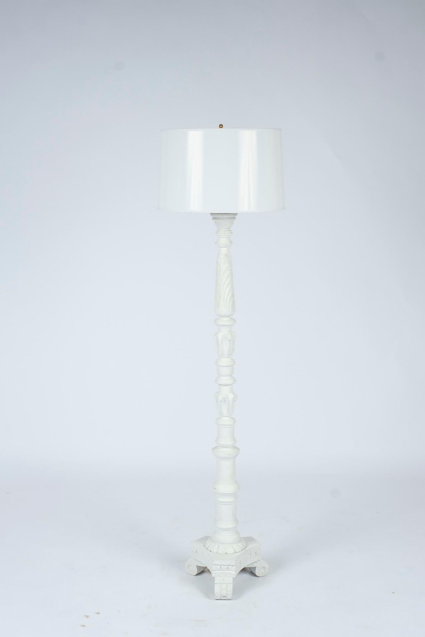 Lampadaires italiens vintage sculptés en gesso, nouvellement peints en blanc dans le style de Serge Roche, présentés avec des abat-jour en papier blanc de 16