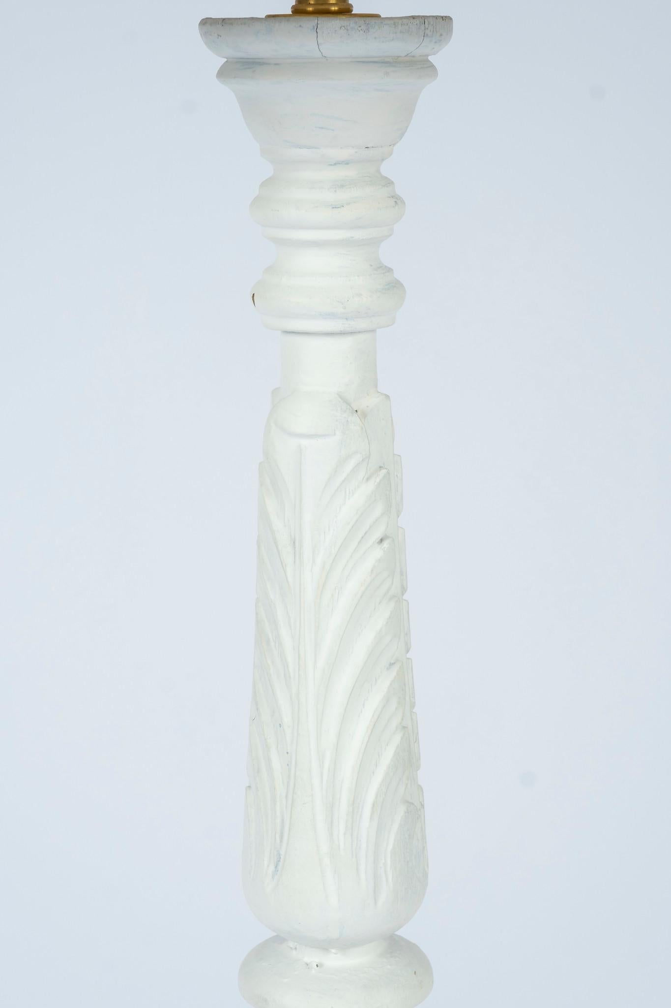 Weiße geschnitzte Stehlampen im Serge Roche-Stil (Italienisch) im Angebot