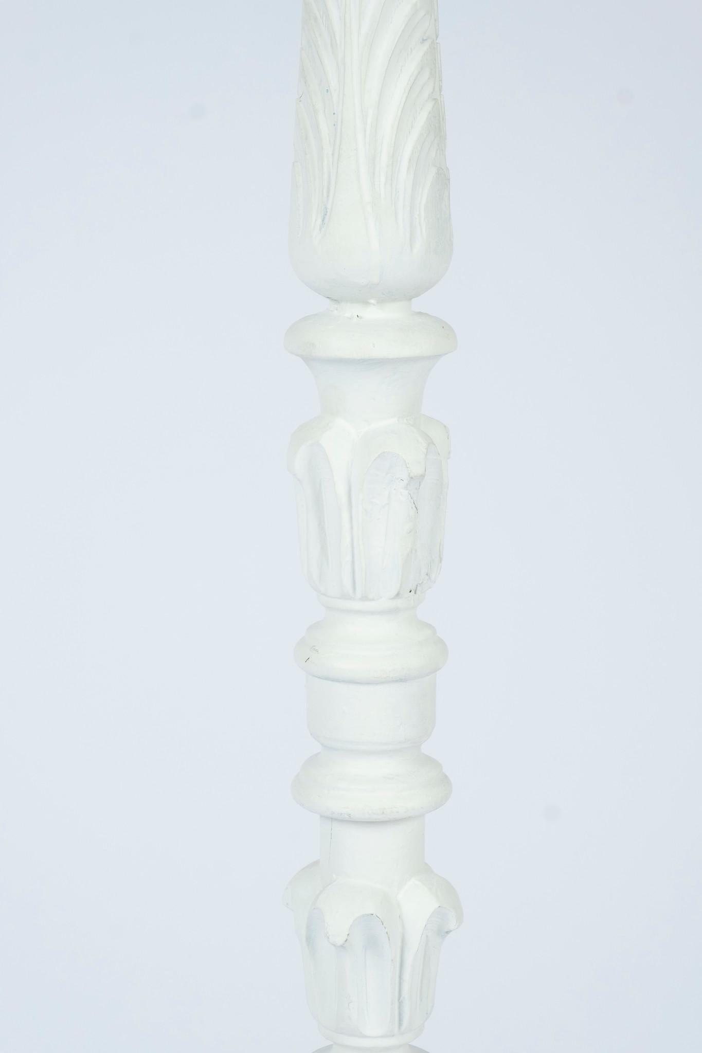 Sculpté à la main Lampadaires sculptés blancs de style Serge Roche en vente