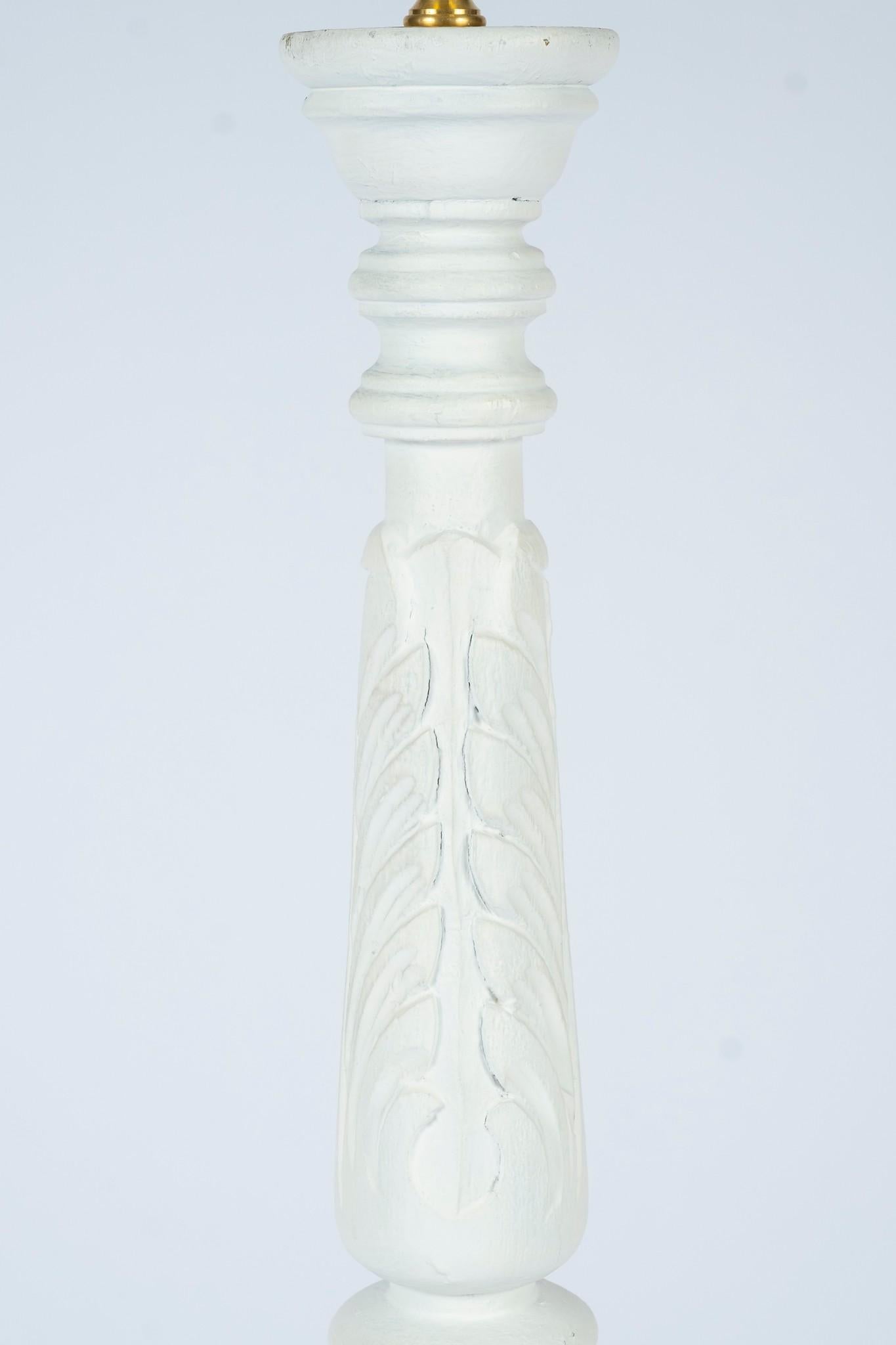 Weiße geschnitzte Stehlampen im Serge Roche-Stil (20. Jahrhundert) im Angebot