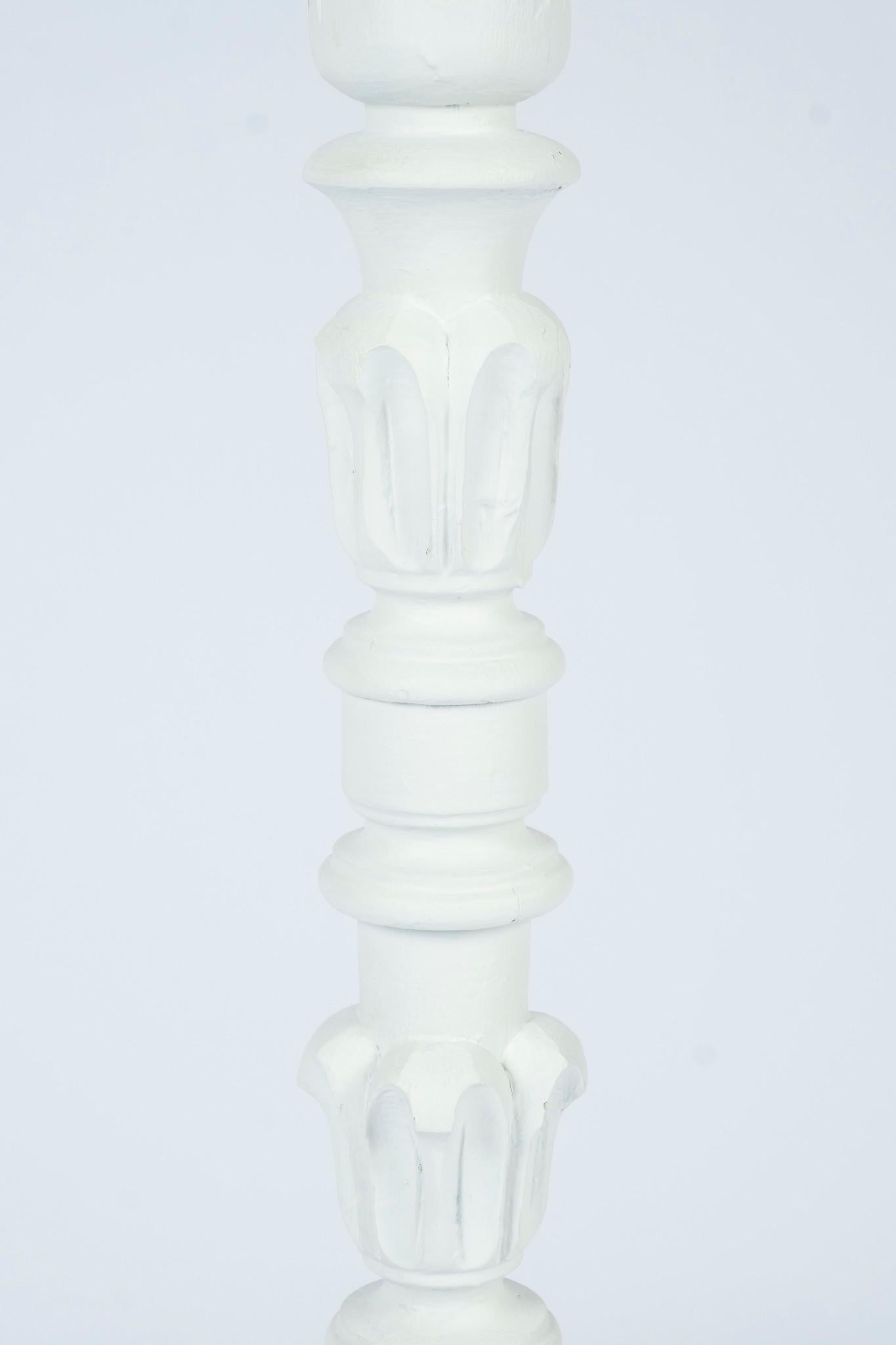 Weiße geschnitzte Stehlampen im Serge Roche-Stil (Holz) im Angebot