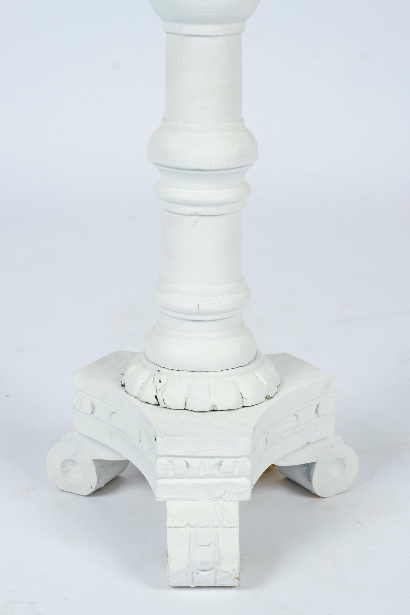 Lampadaires sculptés blancs de style Serge Roche en vente 1