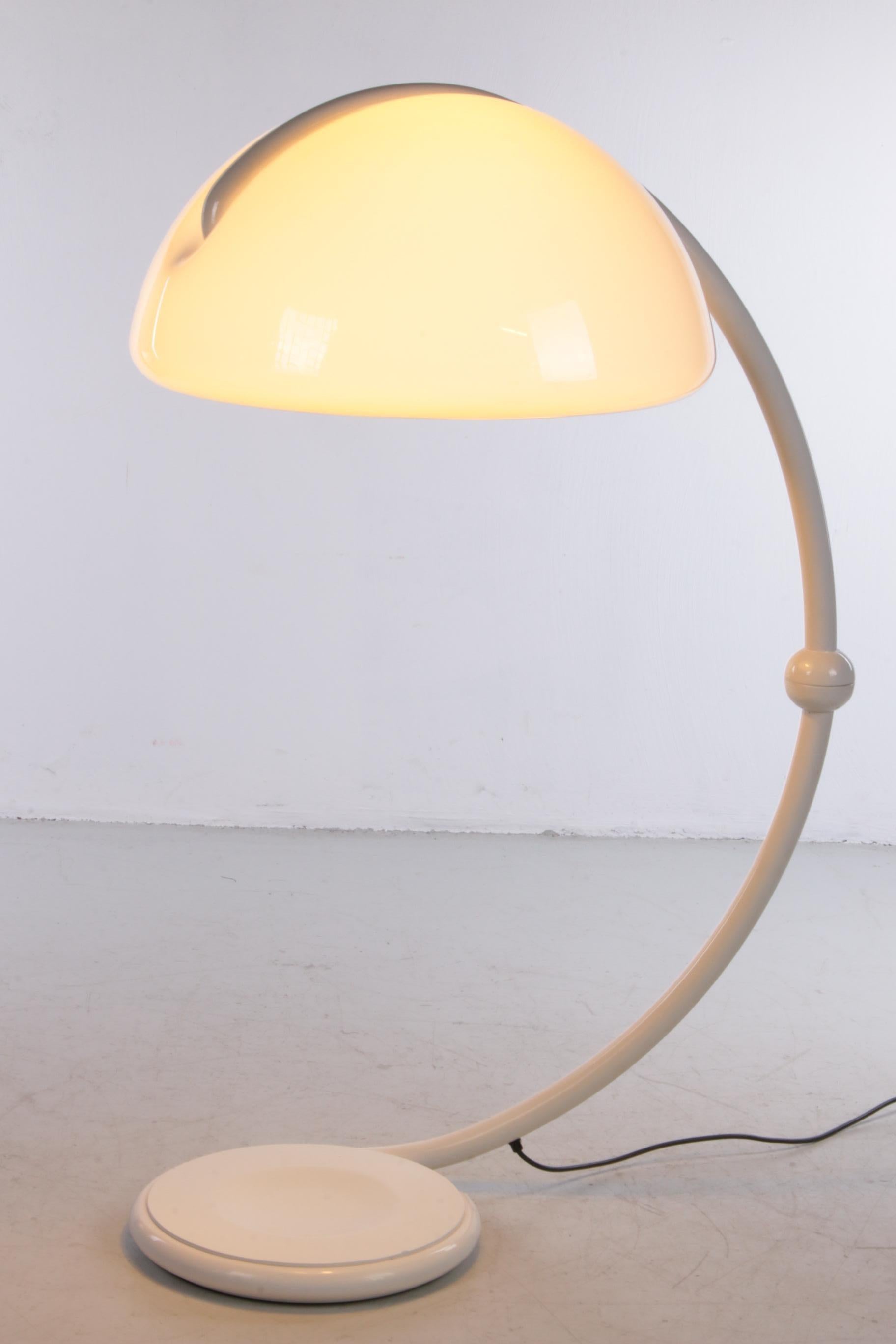 A beautiful iconic floor lamp by the famous Italian designer Elio Martinelli for the company Martinelli Luce. This is the white version of the model 2131, better known as the Serpente model.

The design of this floor lamp dates back to 1965.