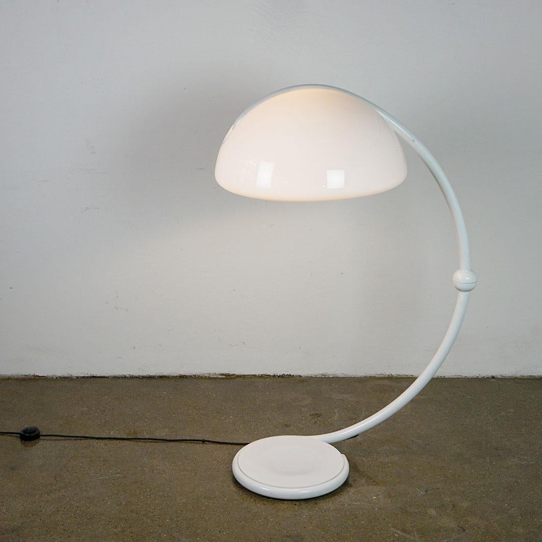 This iconic white Serpente Floor lamp was designed by Elio Martinelli in the 1960s and produced by Martinelli Luce italy.
It features a heavy enameled metal base and a whte perspex shade, 
The lamp has one manufacturers original label inside the
