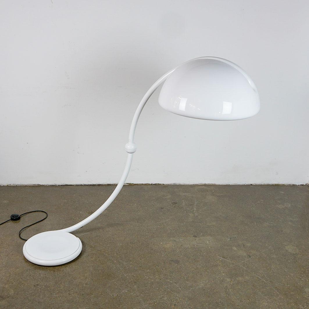 White Serpente Floor Lamp by Elio Martinelli for Martinelli Luce, Italy, 1960s In Good Condition In Vienna, AT