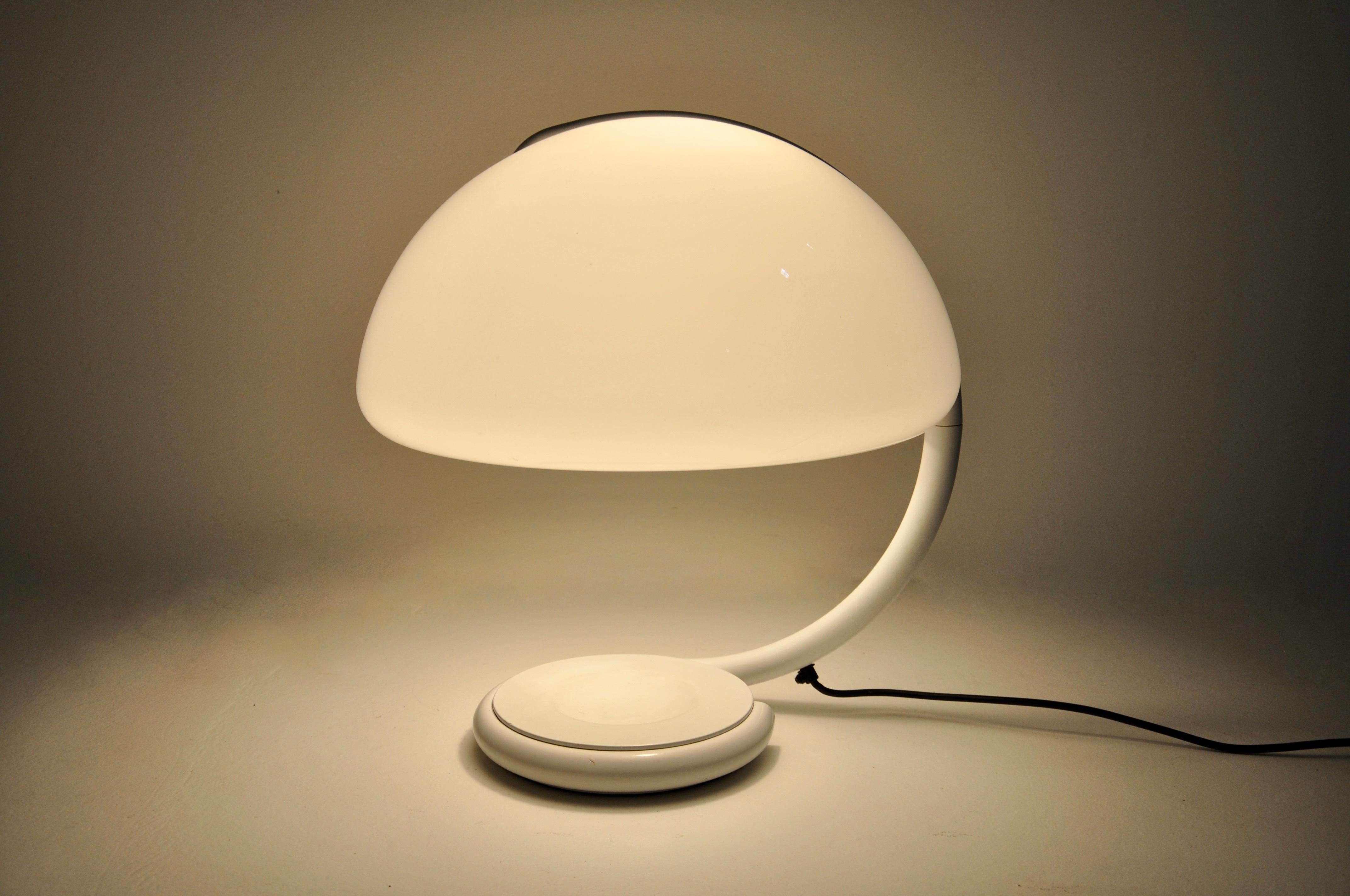 Mid-Century Modern White Serpente Table Lamp by Elio Martinelli for Martinelli Luce, 1960s For Sale