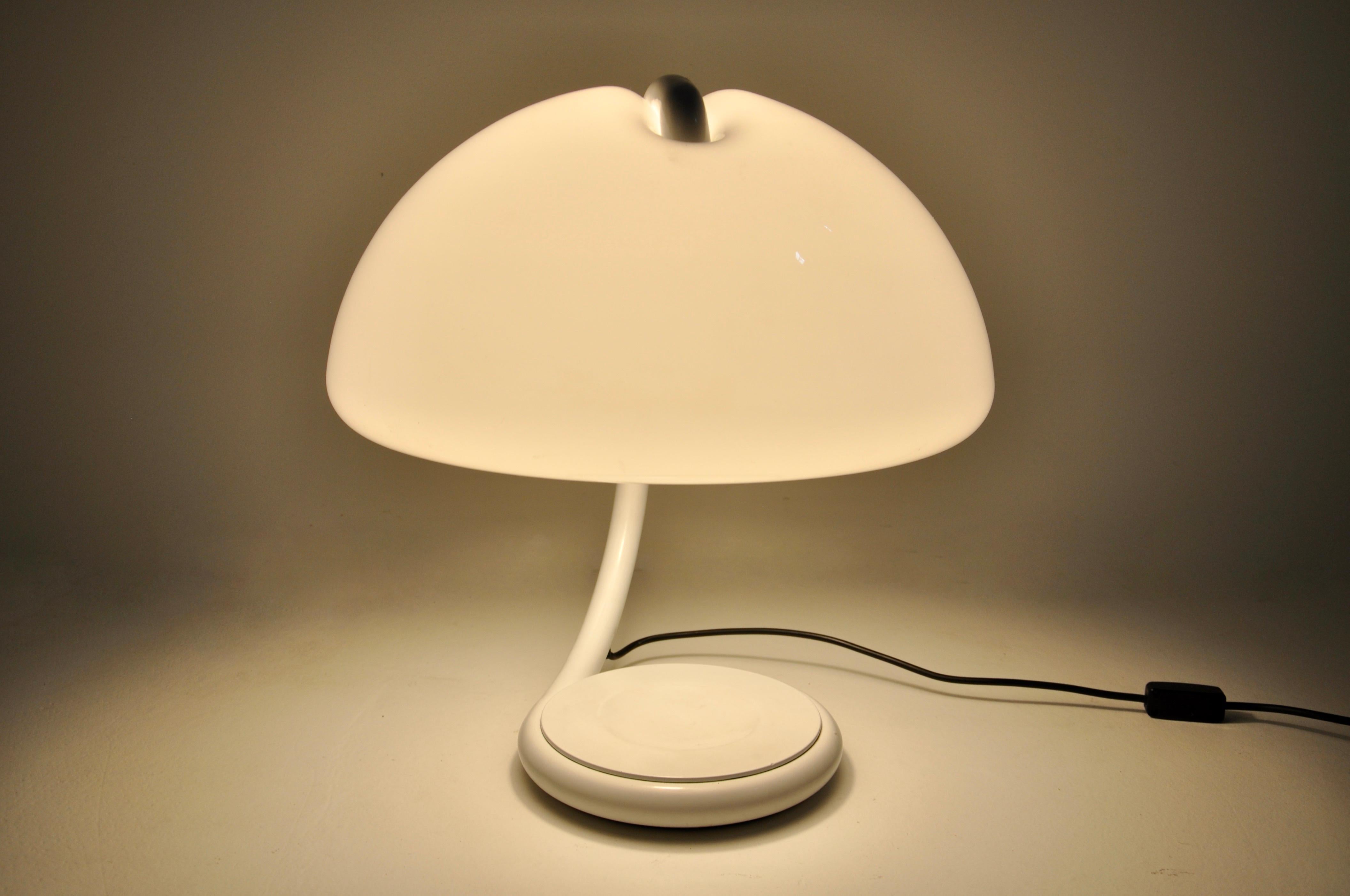 White Serpente Table Lamp by Elio Martinelli for Martinelli Luce, 1960s In Good Condition For Sale In bruxelles, BE