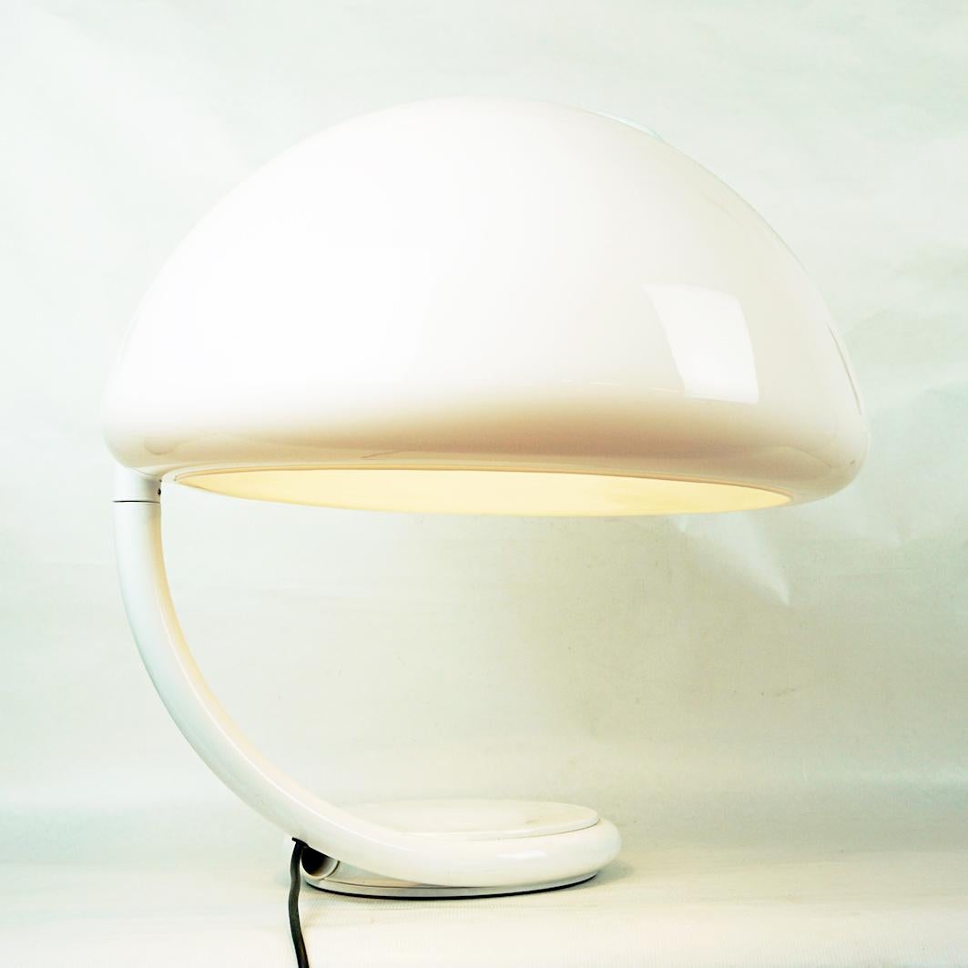 This iconic white Serpente table lamp was designed by Elio Martinelli in the 1960s and prduced by Martinelli Luce italy.
It features a heavy enameled metal base and a whte perspex shade, which can be adjusted to different positions as the upper