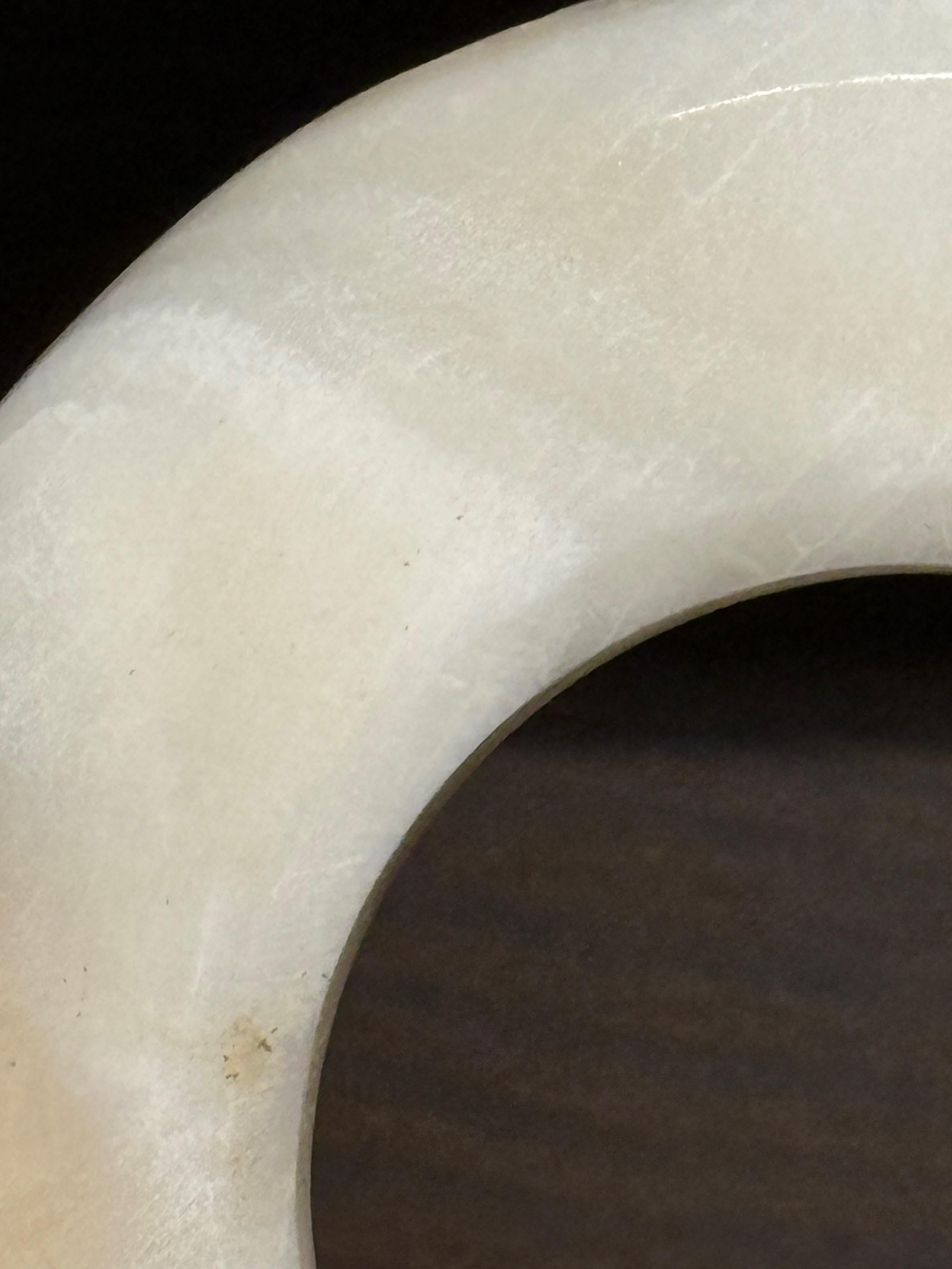 Indonésien Ensemble blanc de trois disques de pierre sur des supports en métal, Indonésie, contemporain en vente