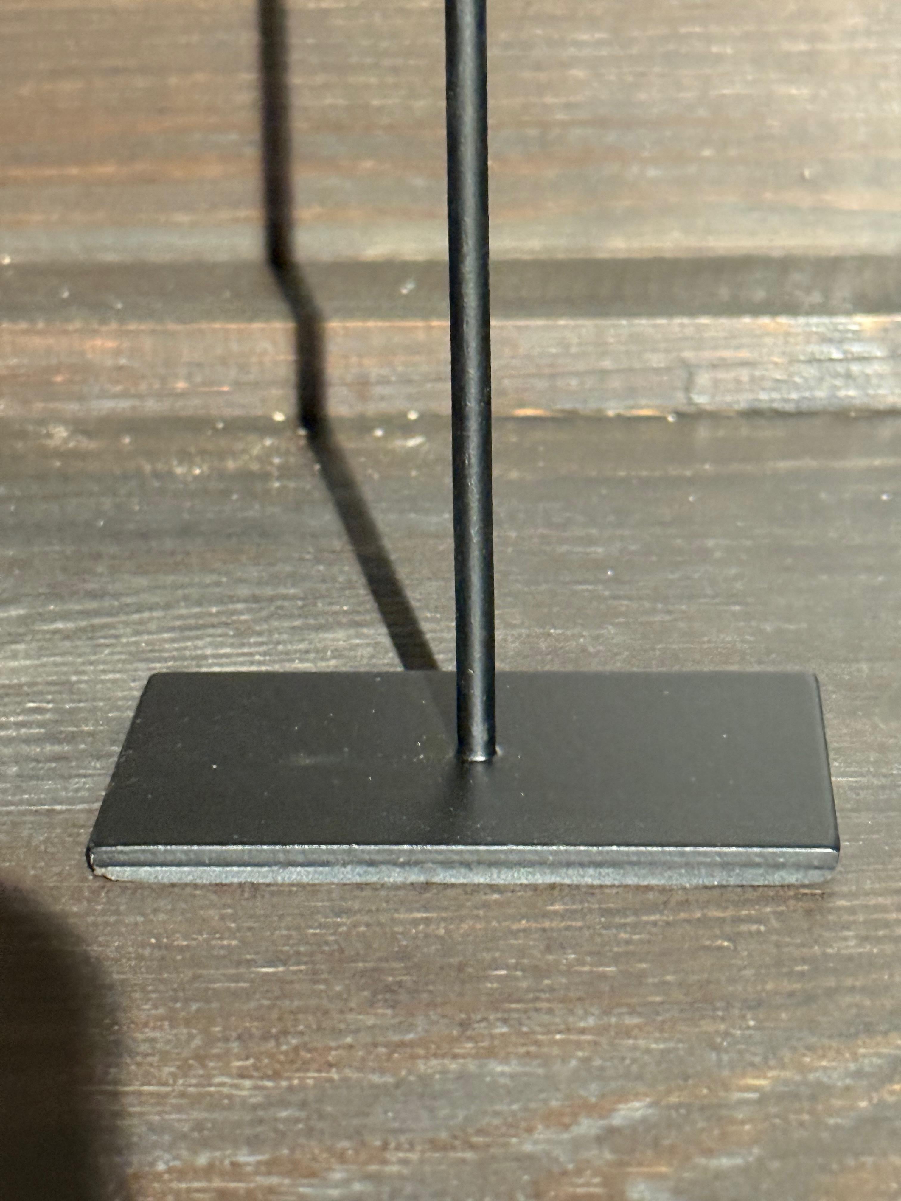 Poli Ensemble blanc de trois disques de pierre sur des supports en métal, Indonésie, contemporain en vente