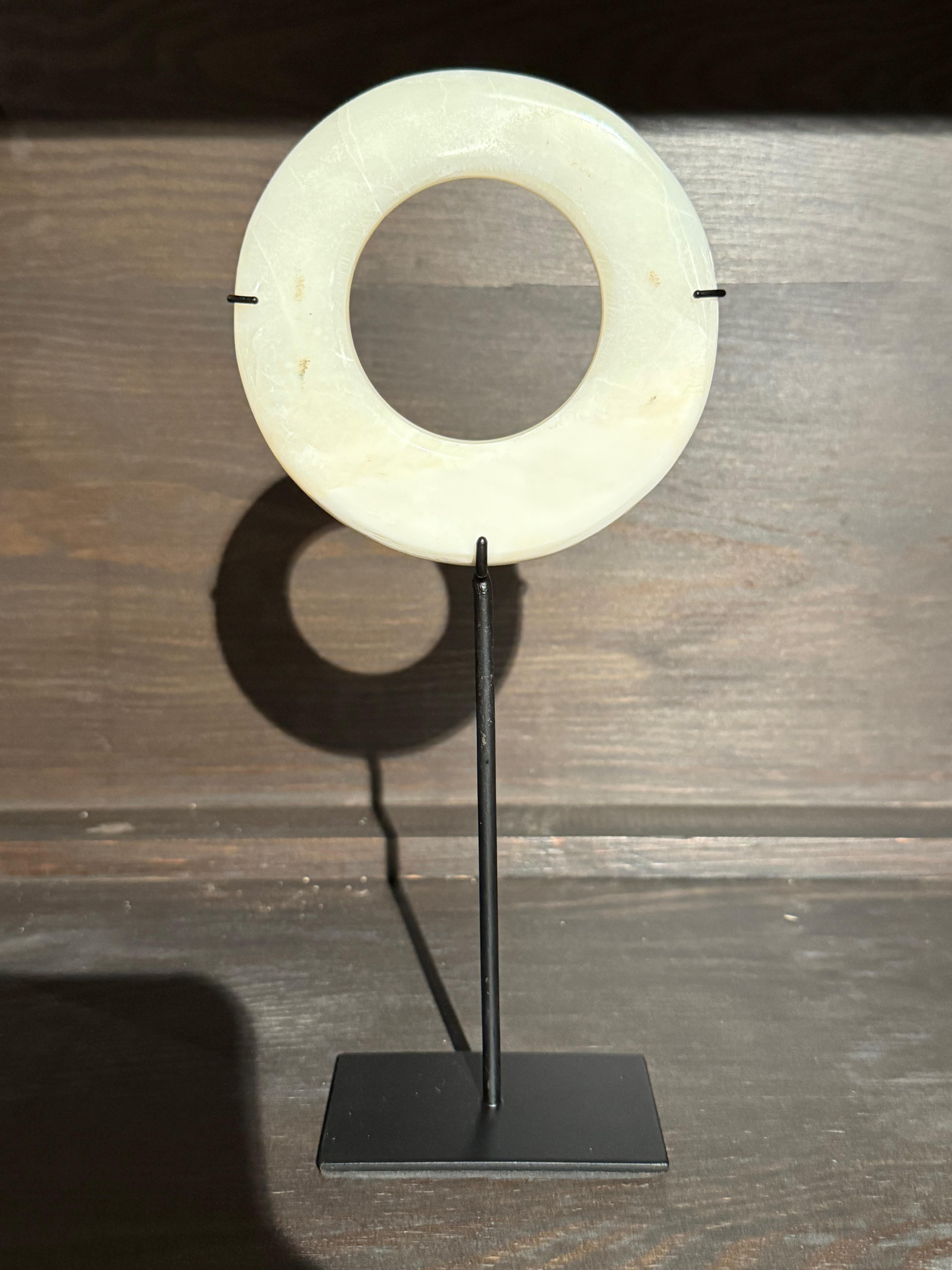 Ensemble blanc de trois disques de pierre sur des supports en métal, Indonésie, contemporain Neuf - En vente à New York, NY