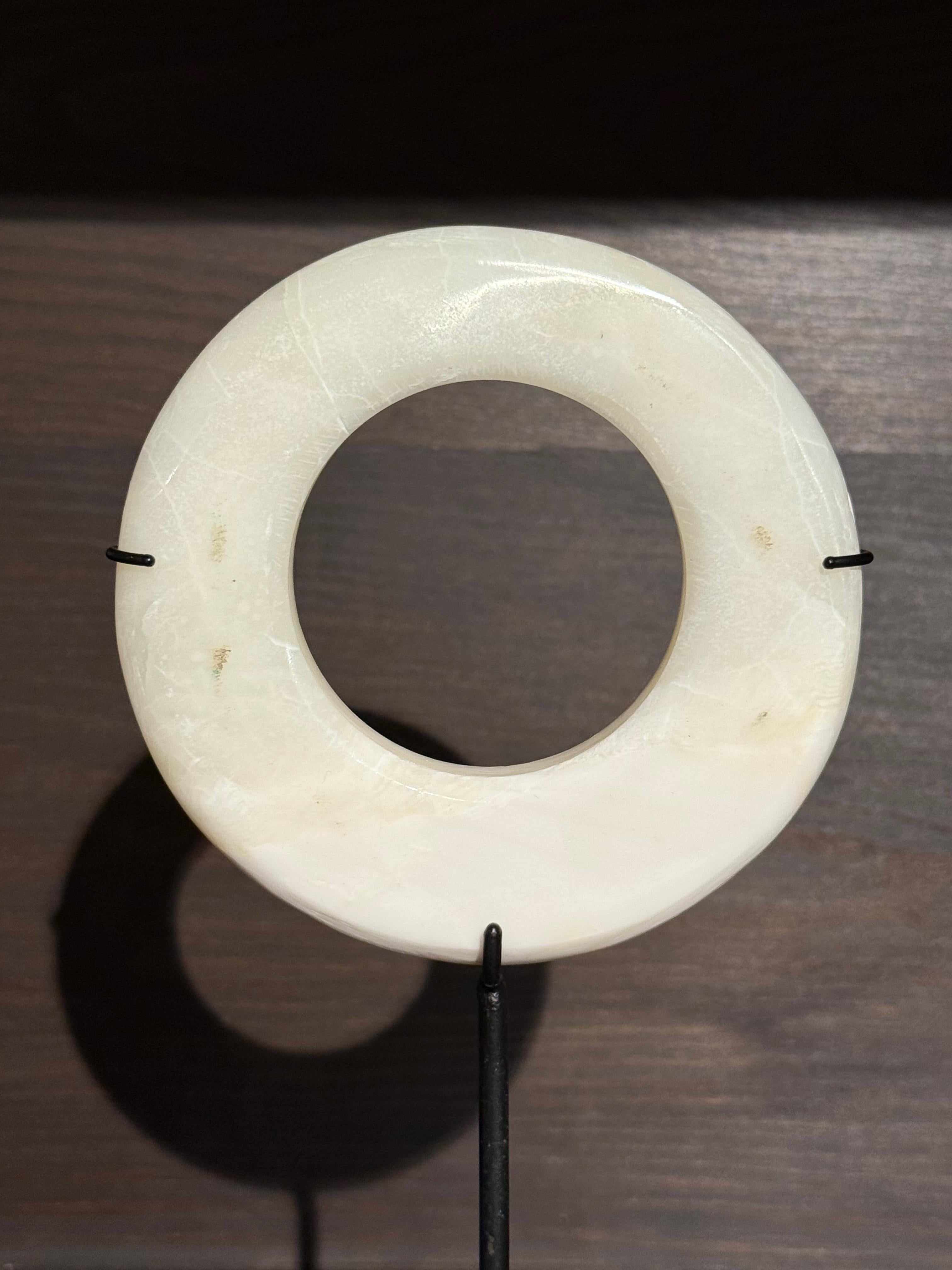 XXIe siècle et contemporain Ensemble blanc de trois disques de pierre sur des supports en métal, Indonésie, contemporain en vente