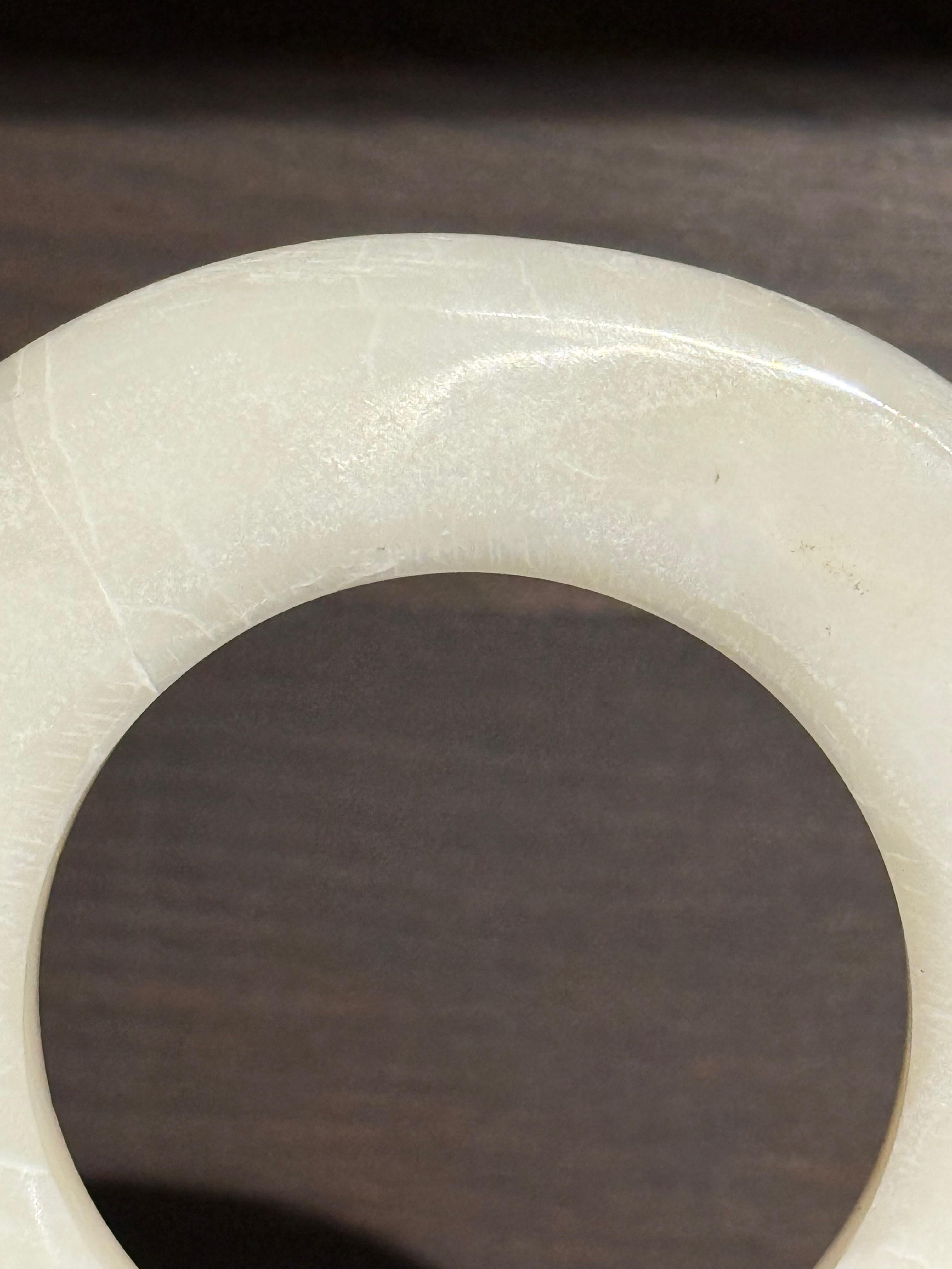 Pierre Ensemble blanc de trois disques de pierre sur des supports en métal, Indonésie, contemporain en vente