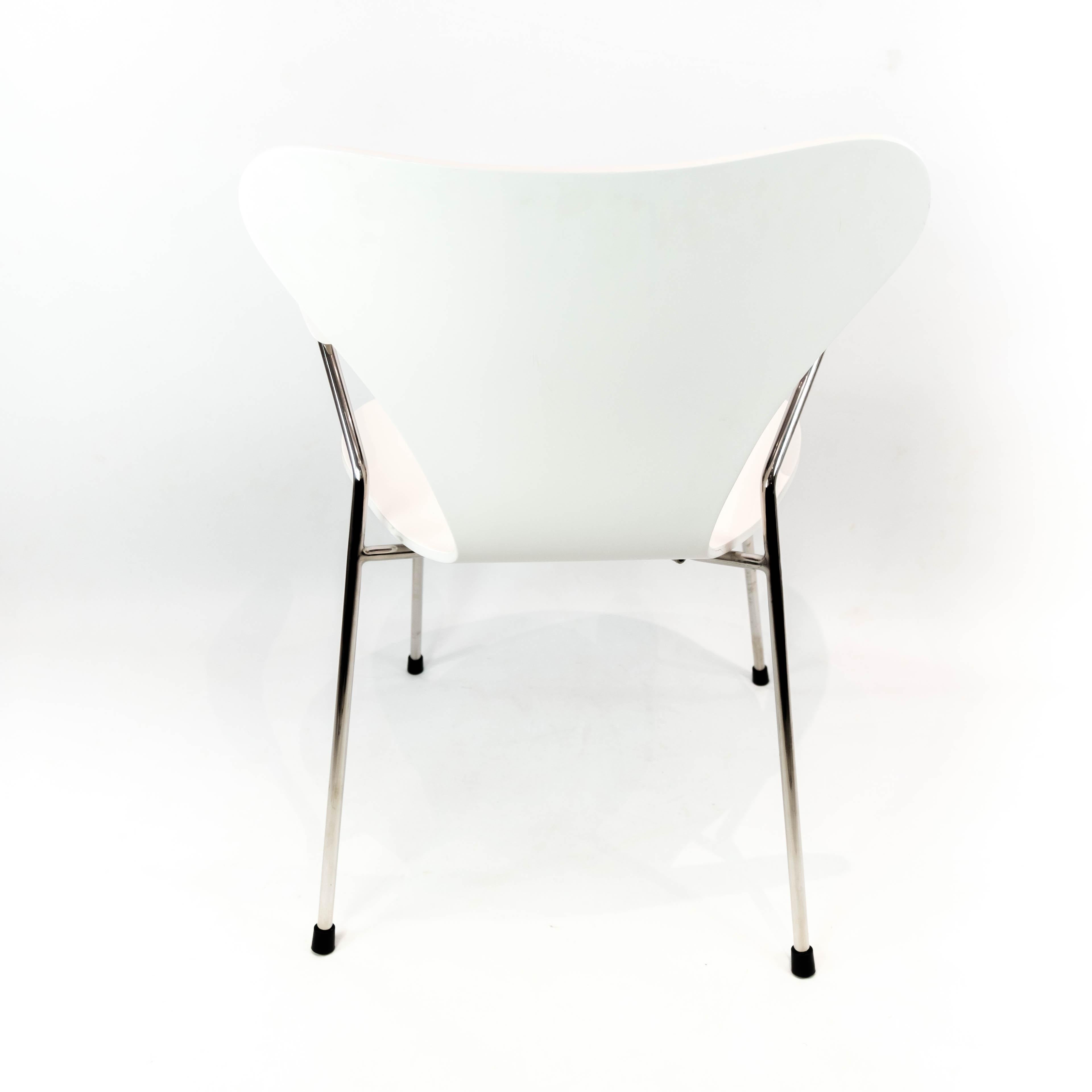 White Seven Chair, Model 3207, with Armrests by Arne Jacobsen and Fritz Hansen For Sale 2
