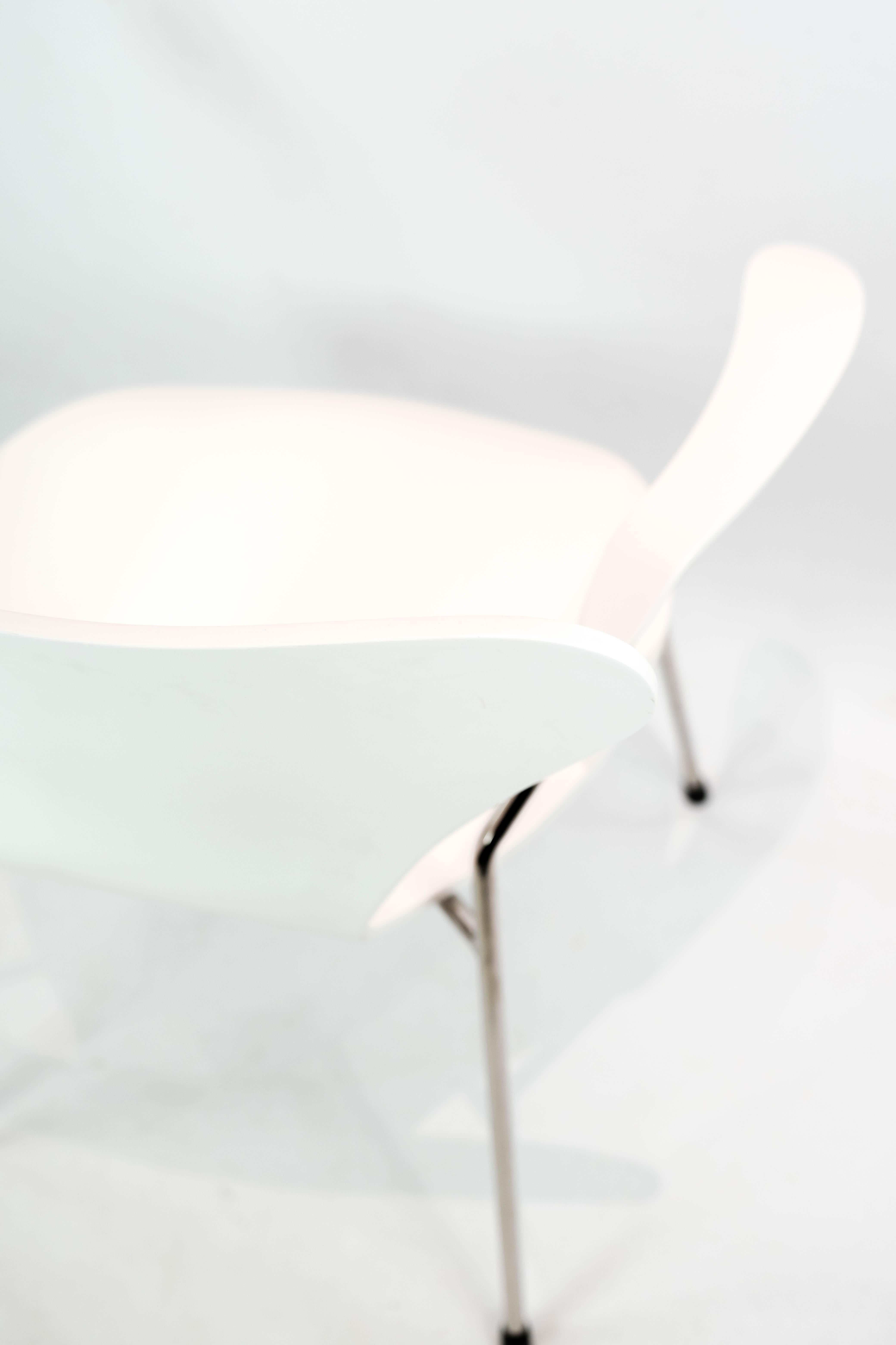 White Seven Chair, Model 3207, with Armrests by Arne Jacobsen and Fritz Hansen For Sale 3