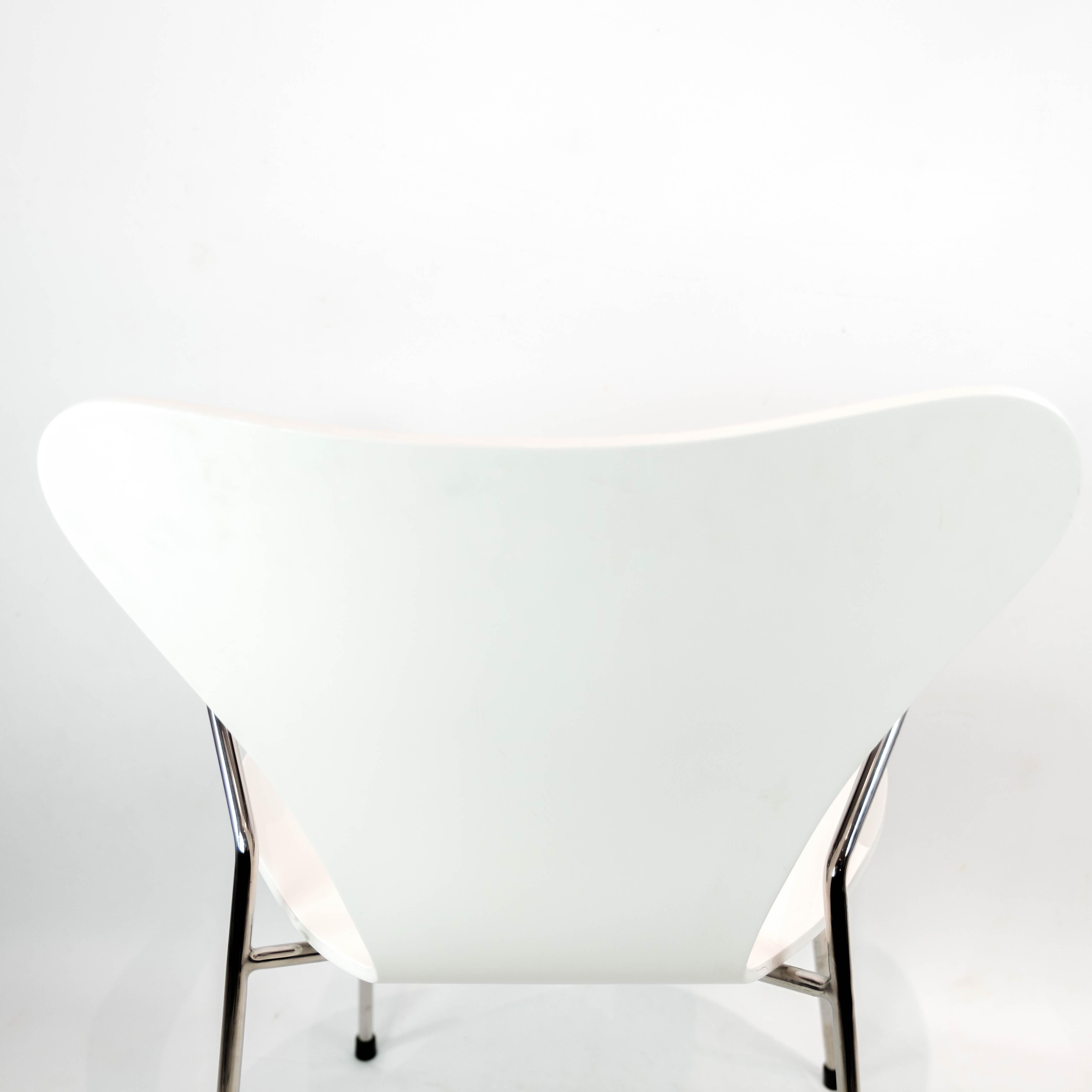 White Seven Chair, Model 3207, with Armrests by Arne Jacobsen and Fritz Hansen For Sale 4