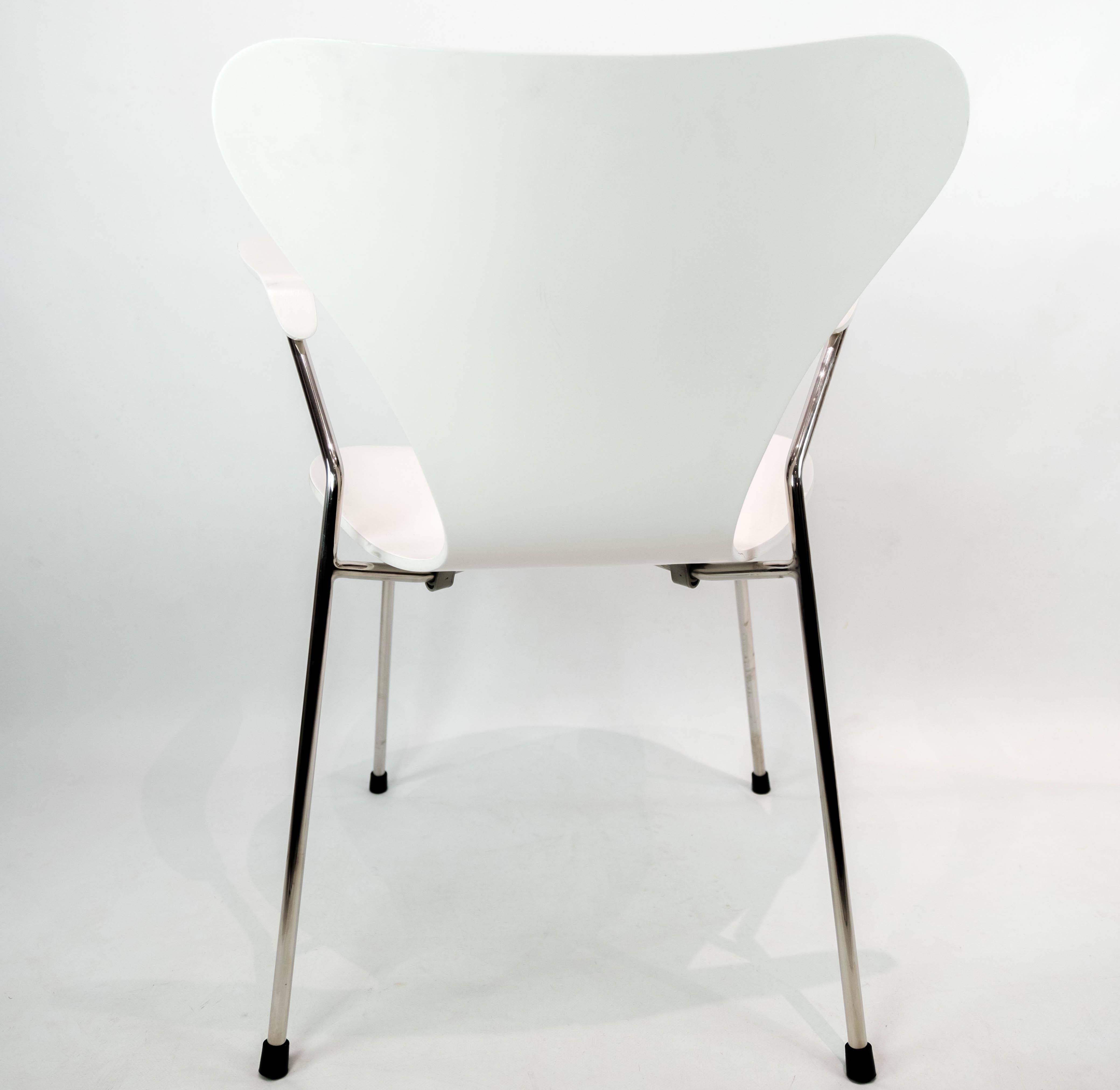 White Seven Chair, Model 3207, with Armrests by Arne Jacobsen and Fritz Hansen For Sale 5