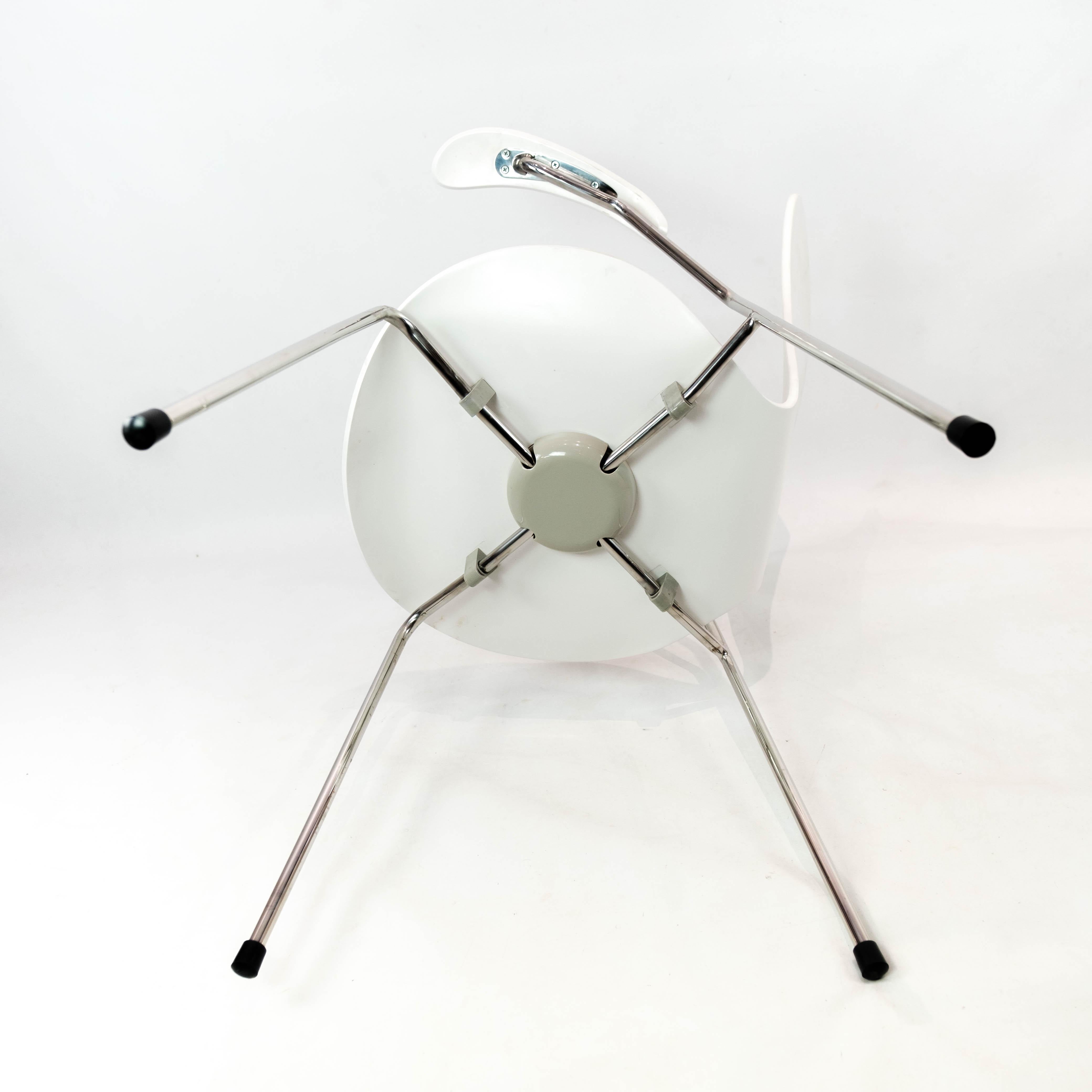Weißer weißer Seven Chair, Modell 3207, mit Armlehnen von Arne Jacobsen und Fritz Hansen im Angebot 7