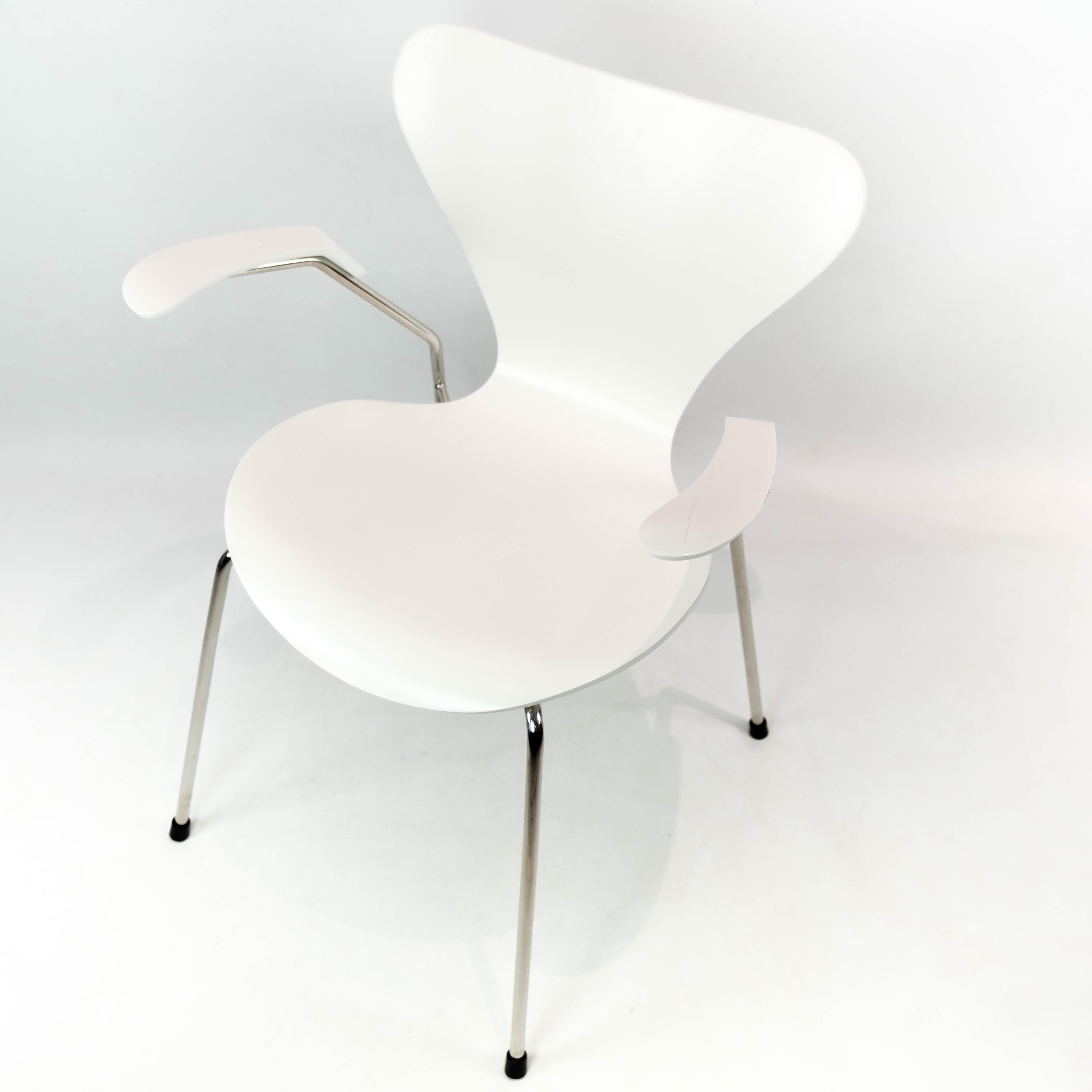 Weißer Stuhl Seven, Modell 3207, mit Armlehnen, entworfen von Arne Jacobsen im Jahr 1955 und hergestellt von Fritz Hansen. Der Stuhl ist in einem sehr guten Vintage-Zustand.