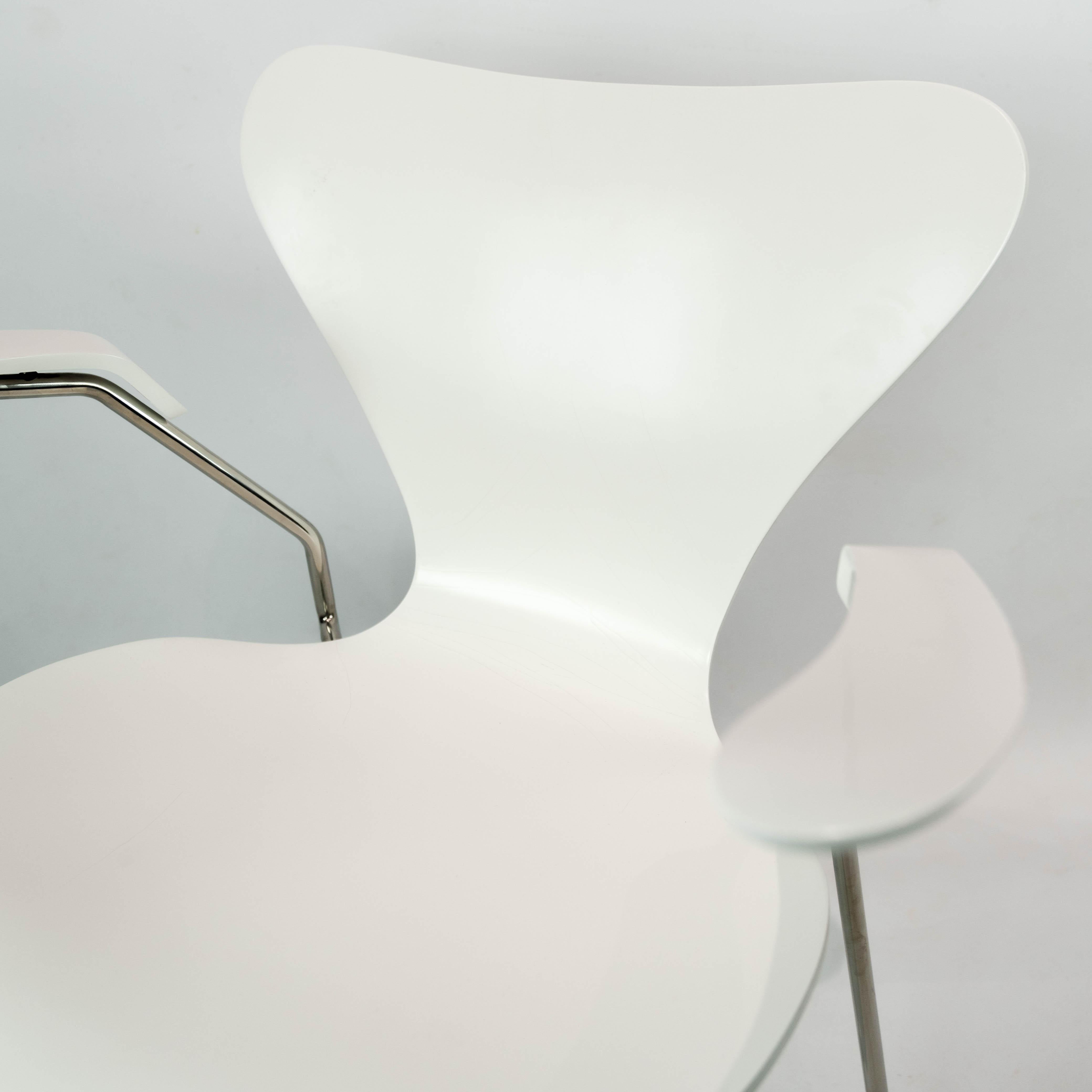 Scandinavian Modern White Seven Chair, Model 3207, with Armrests by Arne Jacobsen and Fritz Hansen For Sale