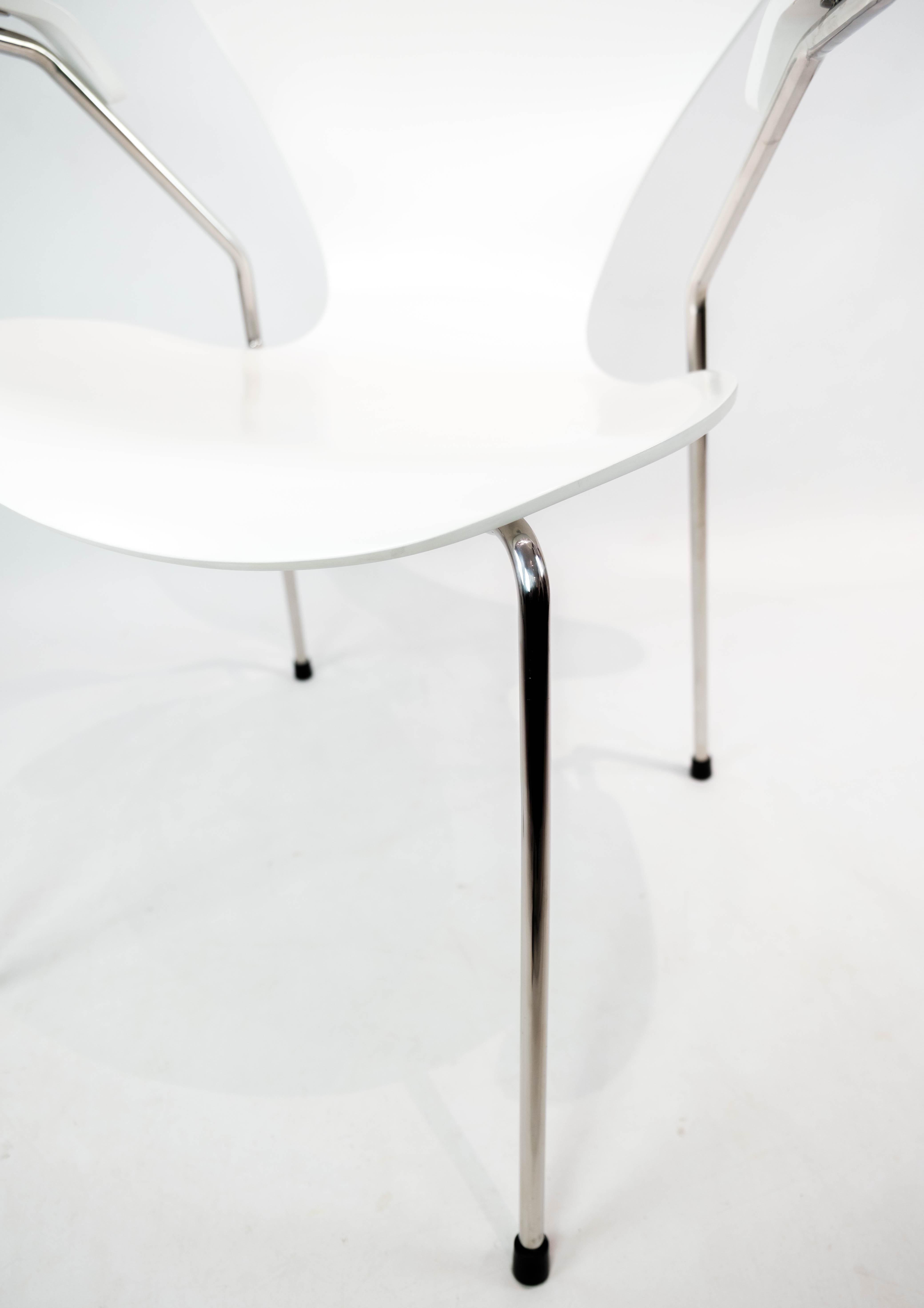 Weißer weißer Seven Chair, Modell 3207, mit Armlehnen von Arne Jacobsen und Fritz Hansen (Lackiert) im Angebot
