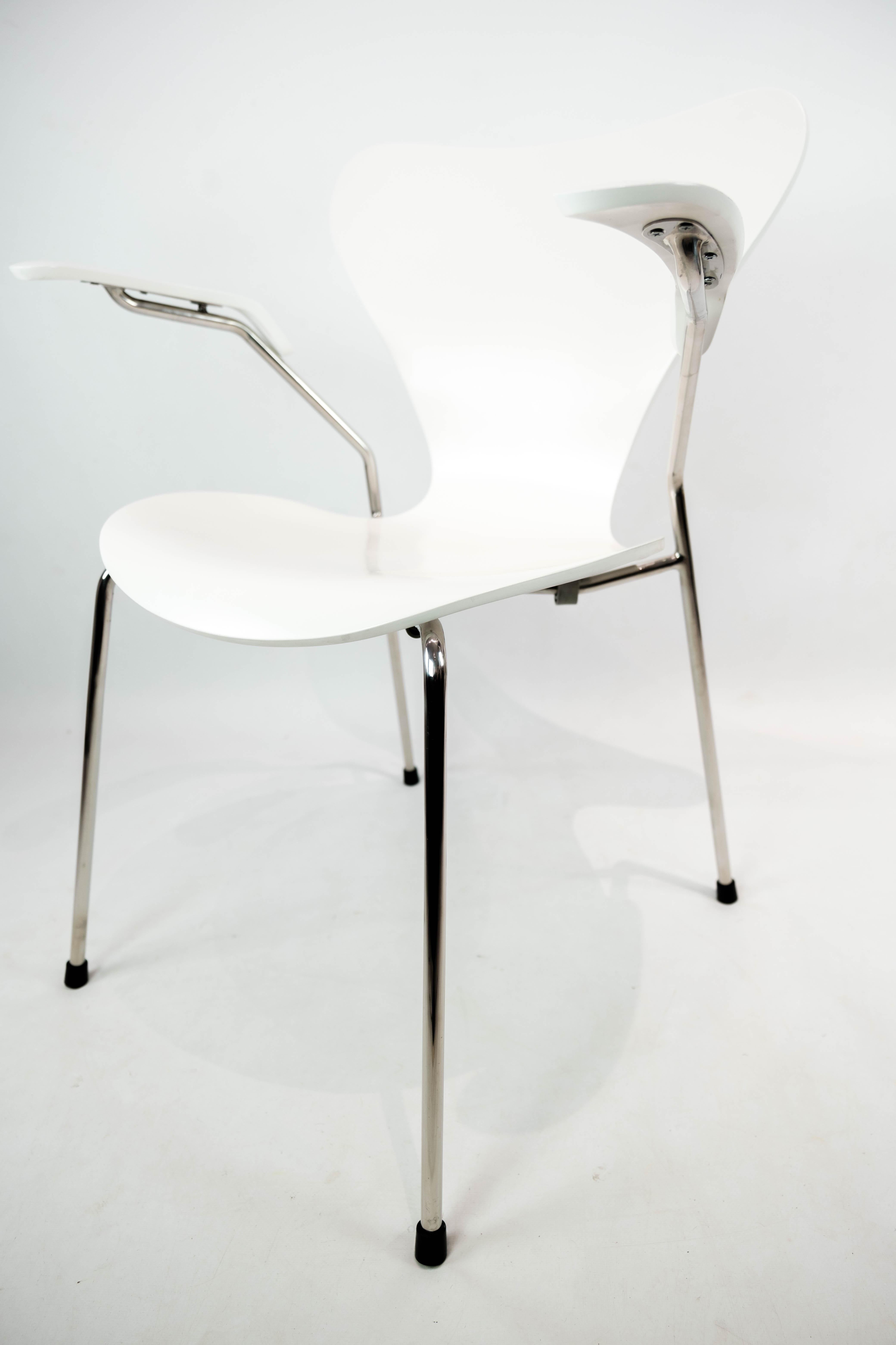 Weißer weißer Seven Chair, Modell 3207, mit Armlehnen von Arne Jacobsen und Fritz Hansen im Zustand „Gut“ im Angebot in Lejre, DK