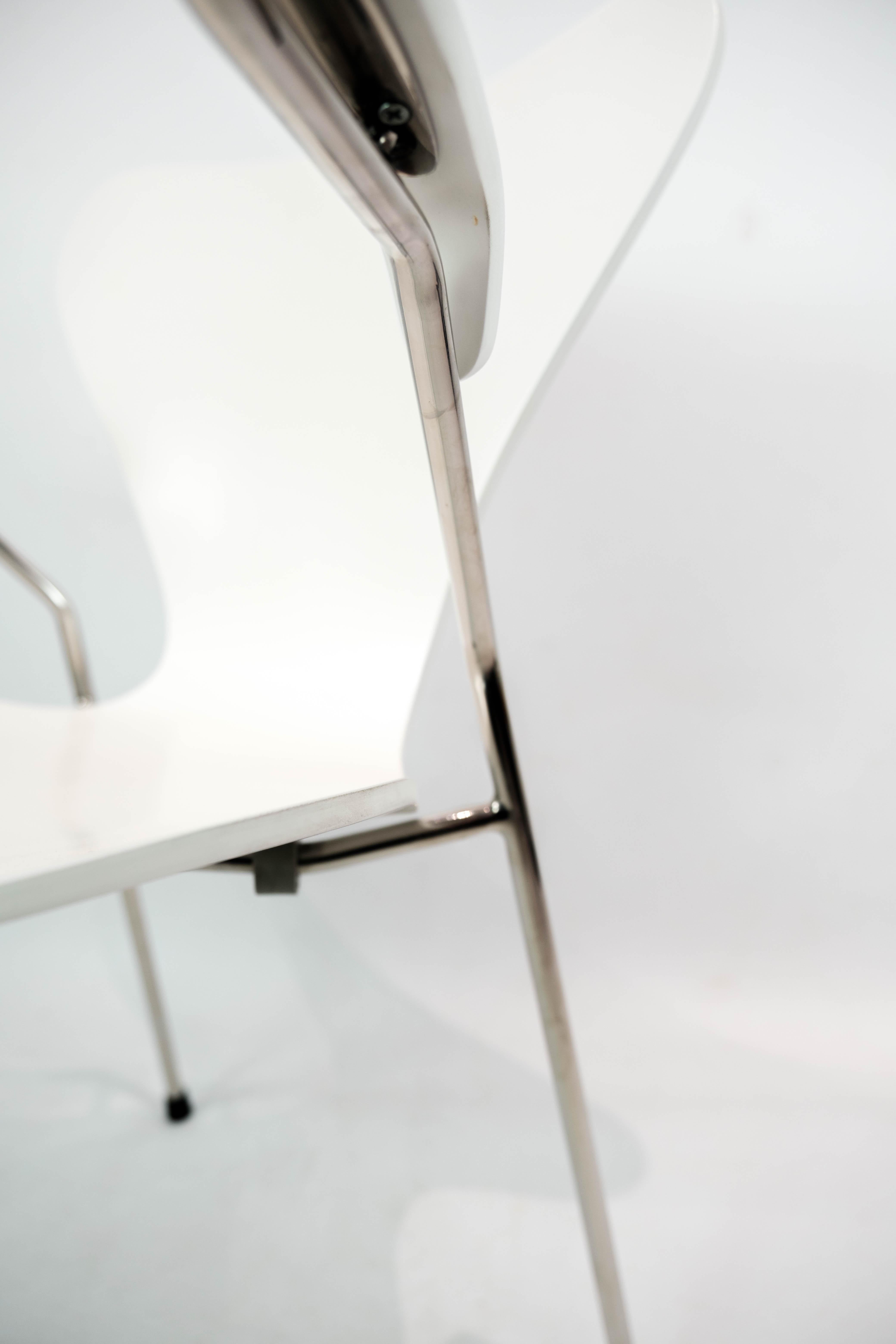 Weißer weißer Seven Chair, Modell 3207, mit Armlehnen von Arne Jacobsen und Fritz Hansen (Mitte des 20. Jahrhunderts) im Angebot