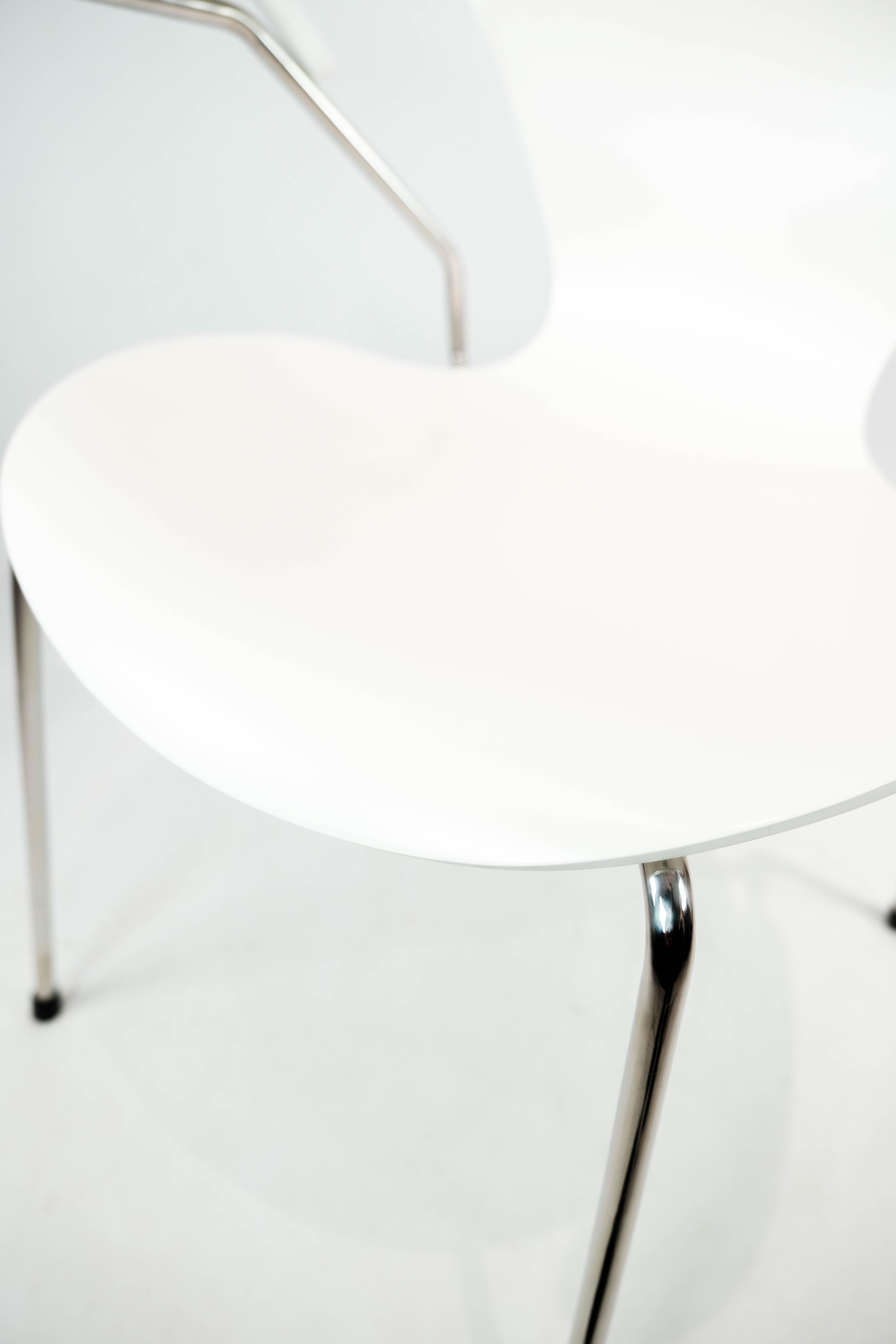 Weißer weißer Seven Chair, Modell 3207, mit Armlehnen von Arne Jacobsen und Fritz Hansen (Metall) im Angebot
