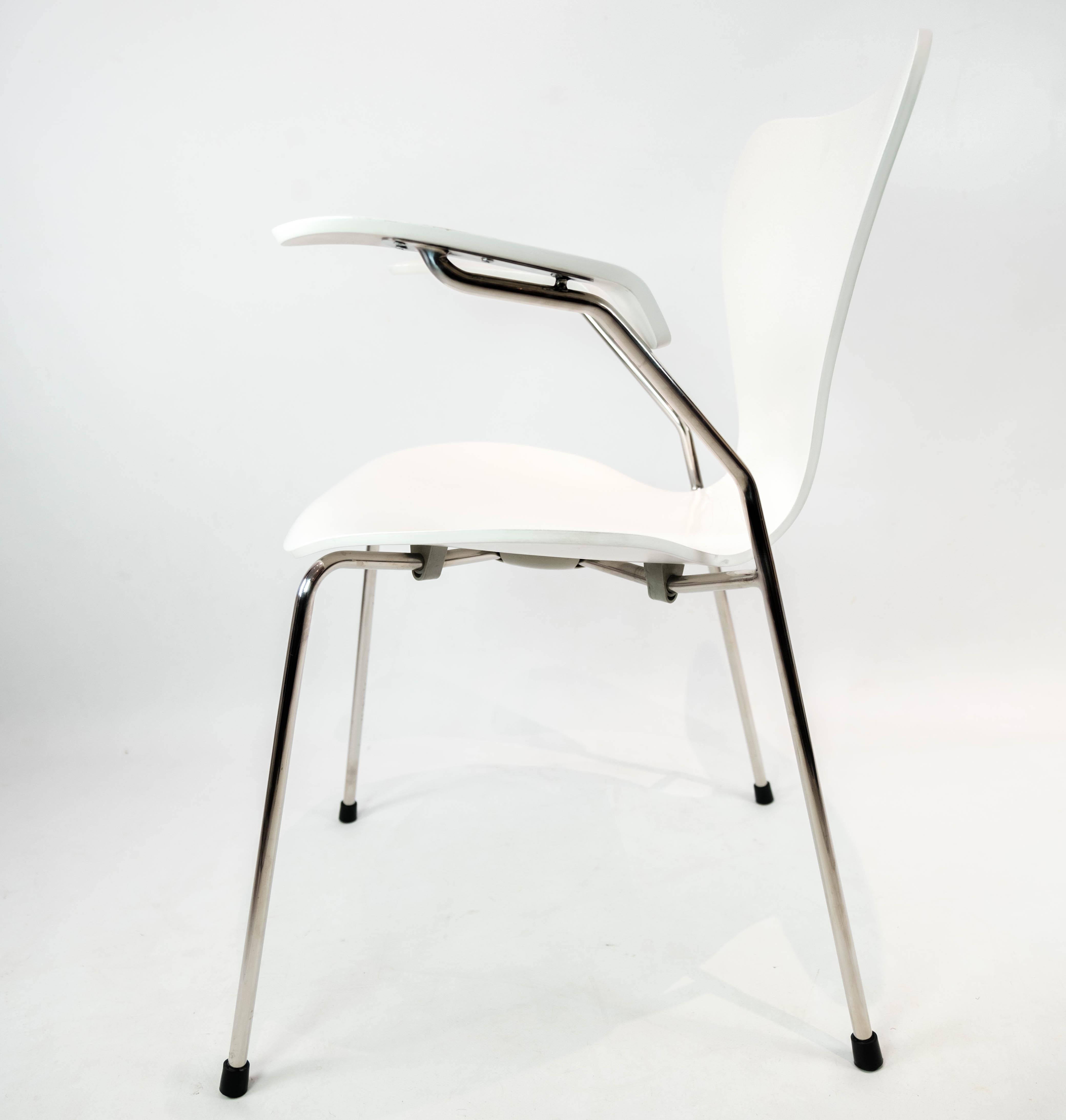 Metal White Seven Chair, Model 3207, with Armrests by Arne Jacobsen and Fritz Hansen For Sale