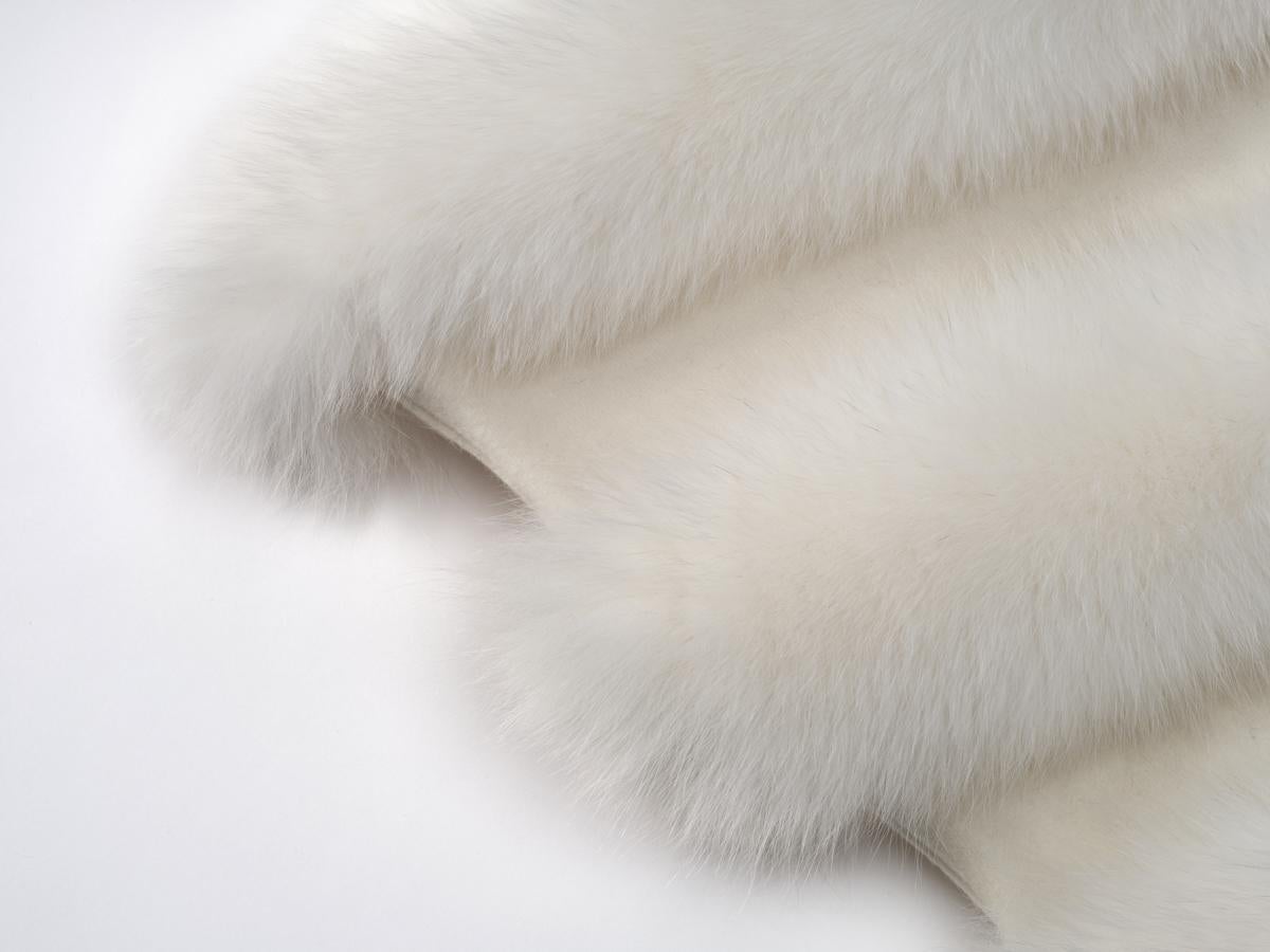 Autre Coussin de lit à carreaux en fourrure de renard blanc avec base en fourrure de luxe par Muchi Decor en vente