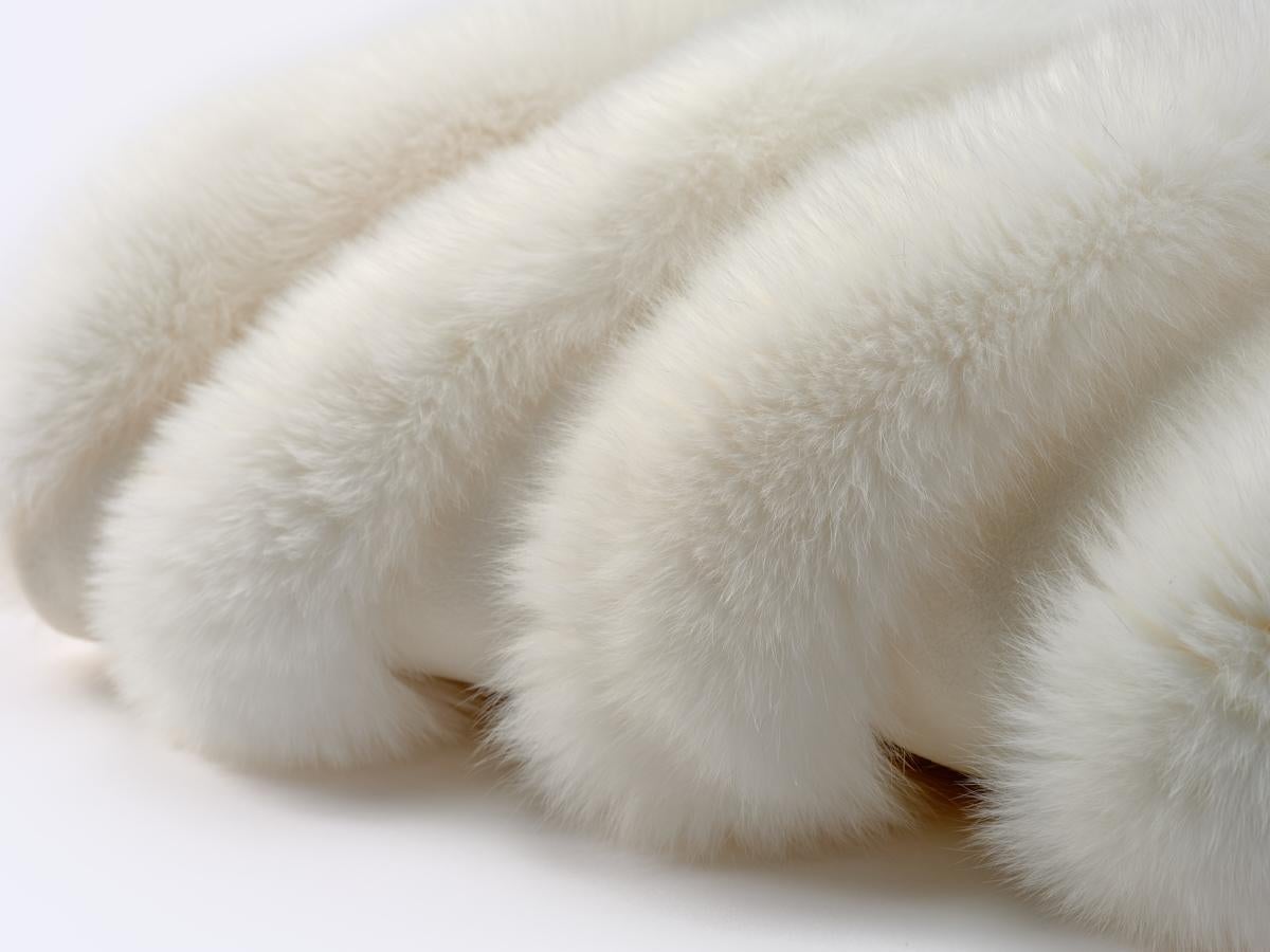 italien Coussin de lit à carreaux en fourrure de renard blanc avec base en fourrure de luxe par Muchi Decor en vente