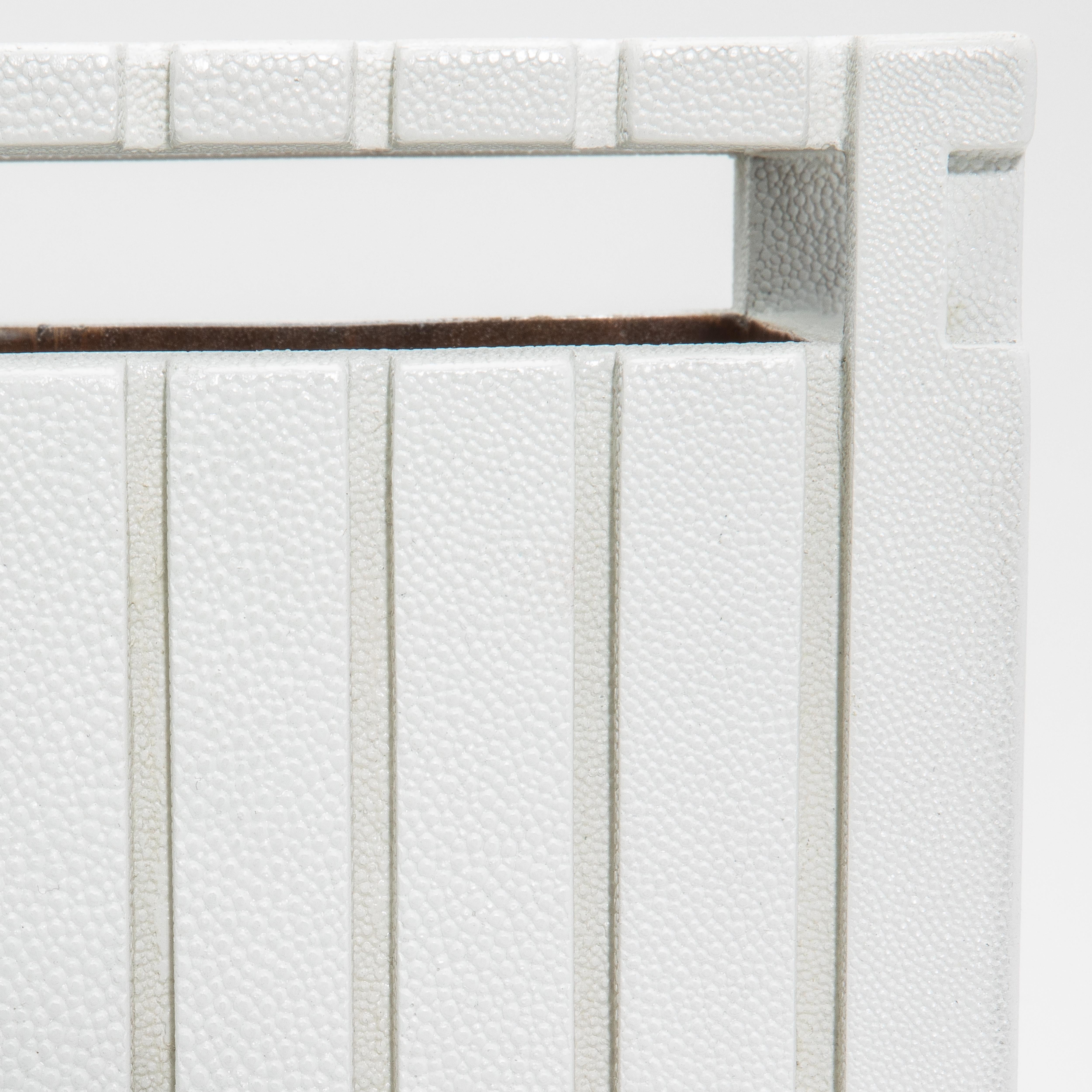 Papelera con detalle de piel de zapa blanca by R & Y Augousti Filipino en venta