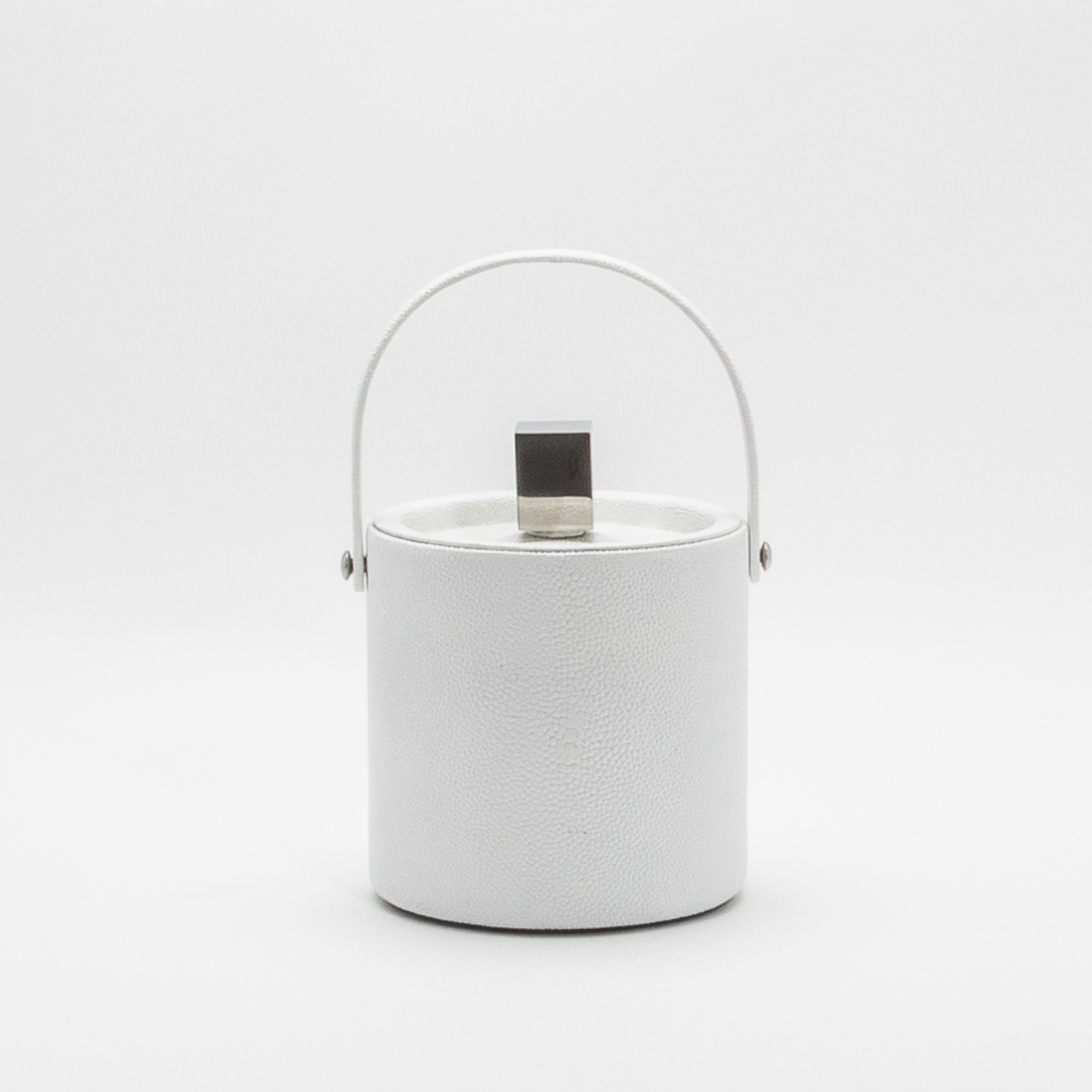 Cubitera de piel de zapa blanca con detalles de acero inoxidable by KIFU Paris en venta 2