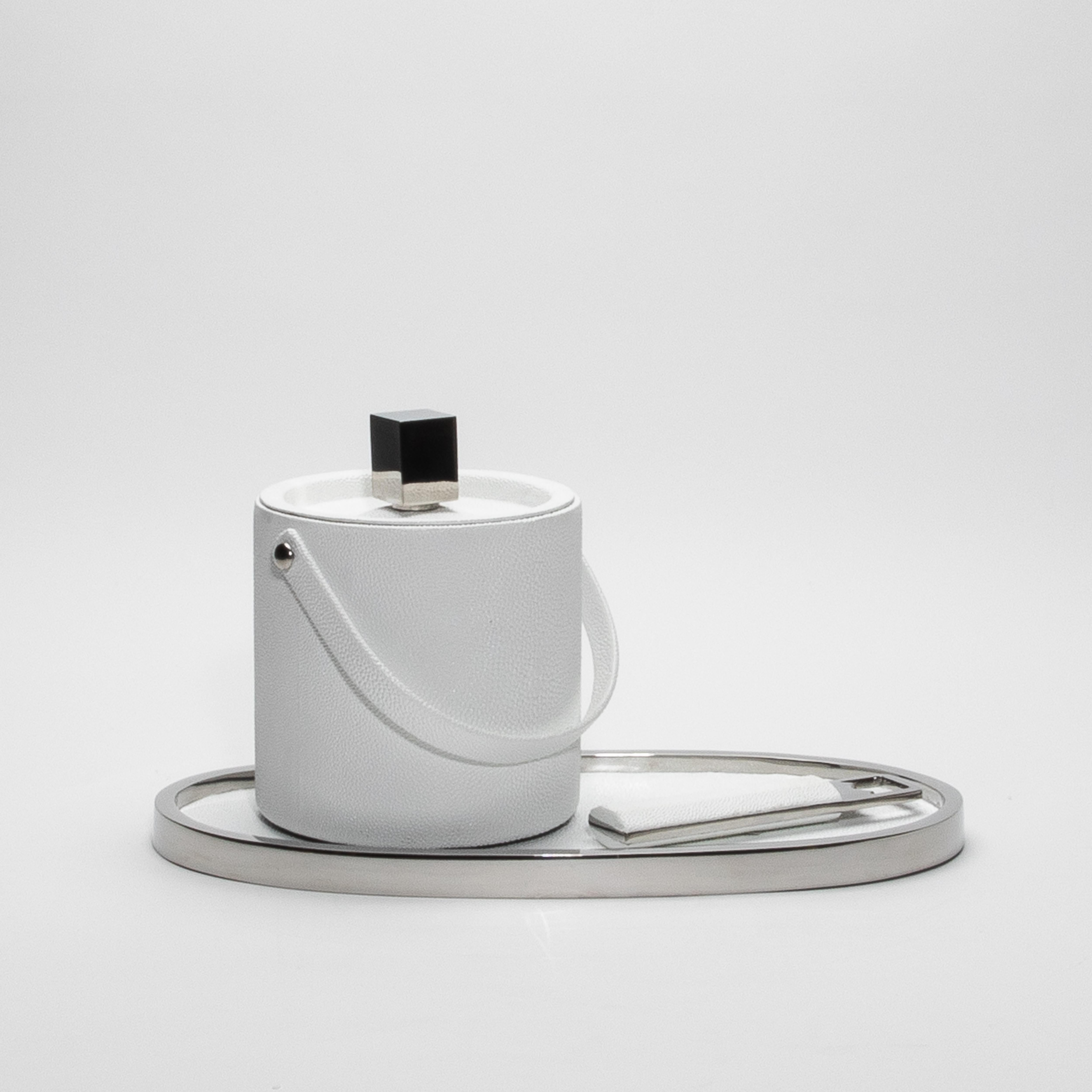 Cubitera de piel de zapa blanca con detalles de acero inoxidable by KIFU Paris en venta 3