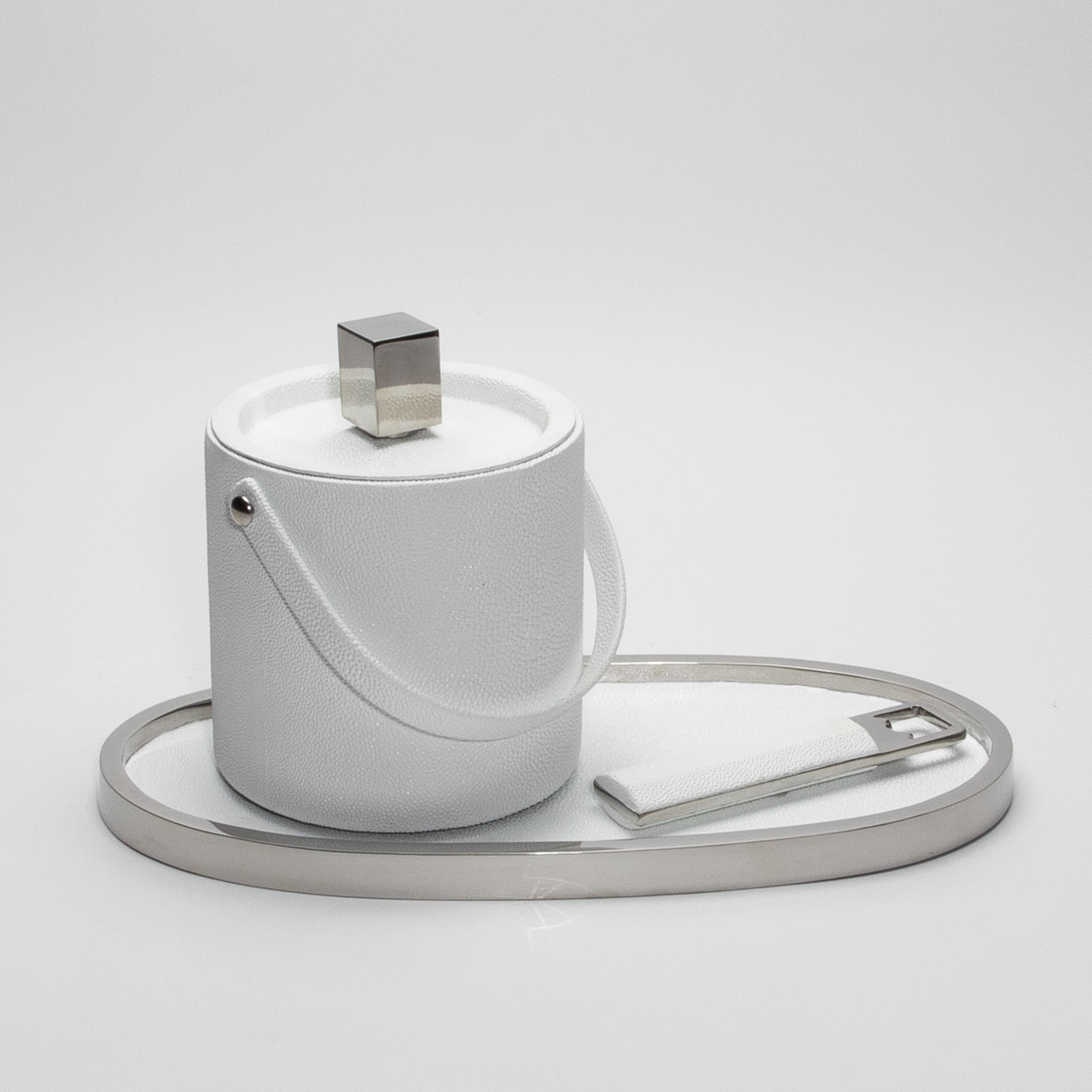 Cubitera de piel de zapa blanca con detalles de acero inoxidable by KIFU Paris en venta 4