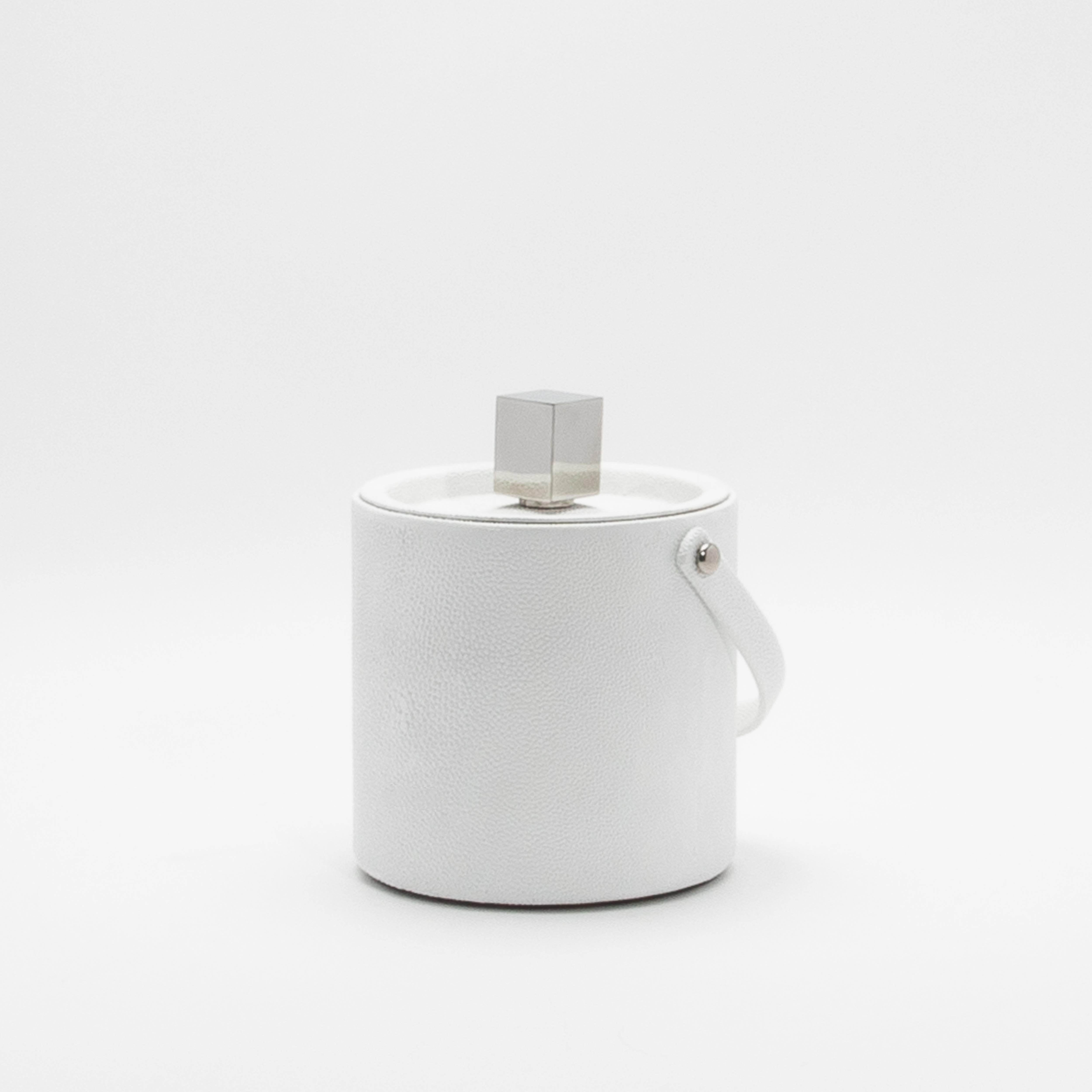 Eleva tu colección de utensilios de bar con esta cubitera de piel de zapa blanca de KIFU Paris, exquisitamente hecha a mano, una impresionante combinación de lujo y funcionalidad. El exterior de piel de zapa blanca, conocido por su acabado