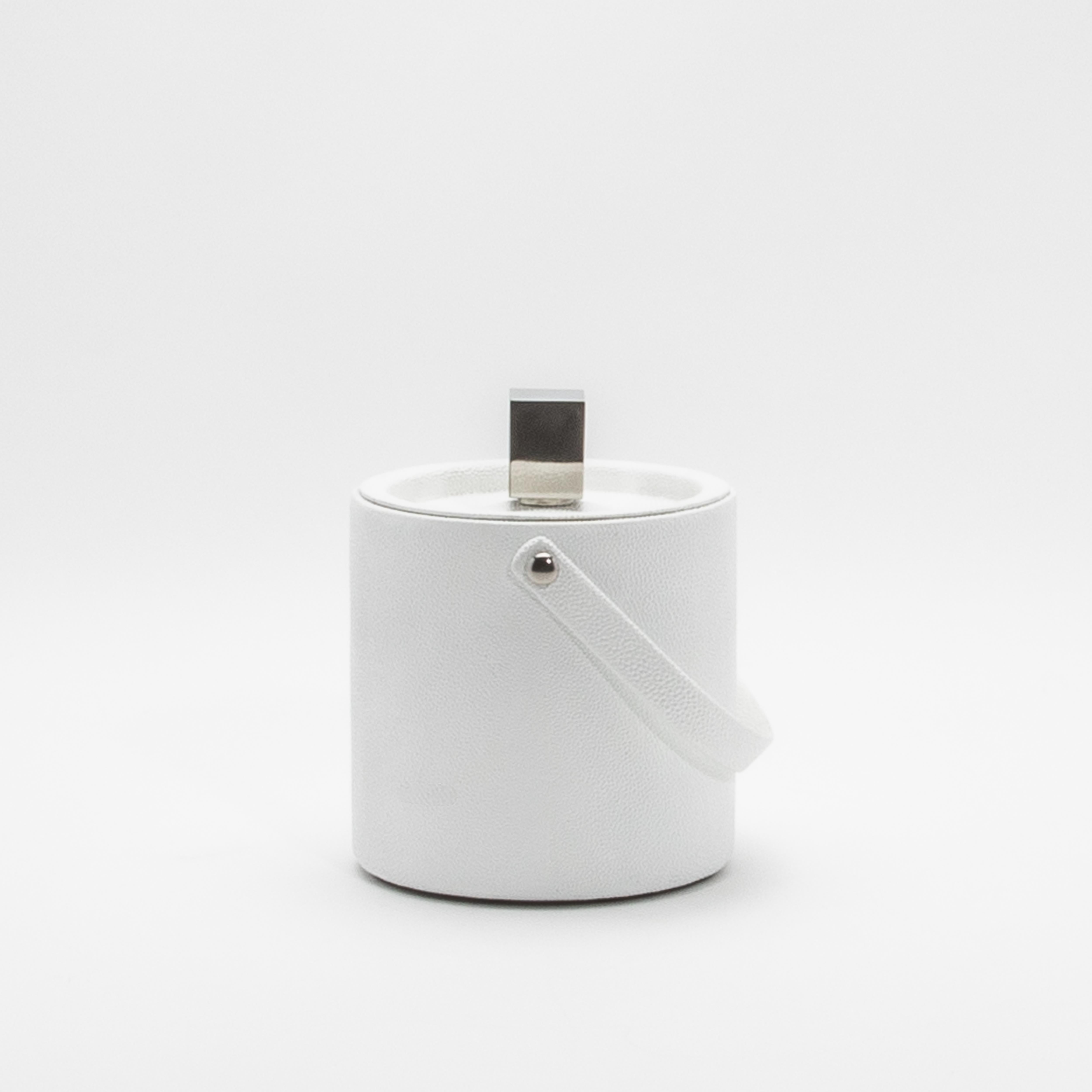 Cubitera de piel de zapa blanca con detalles de acero inoxidable by KIFU Paris Moderno en venta