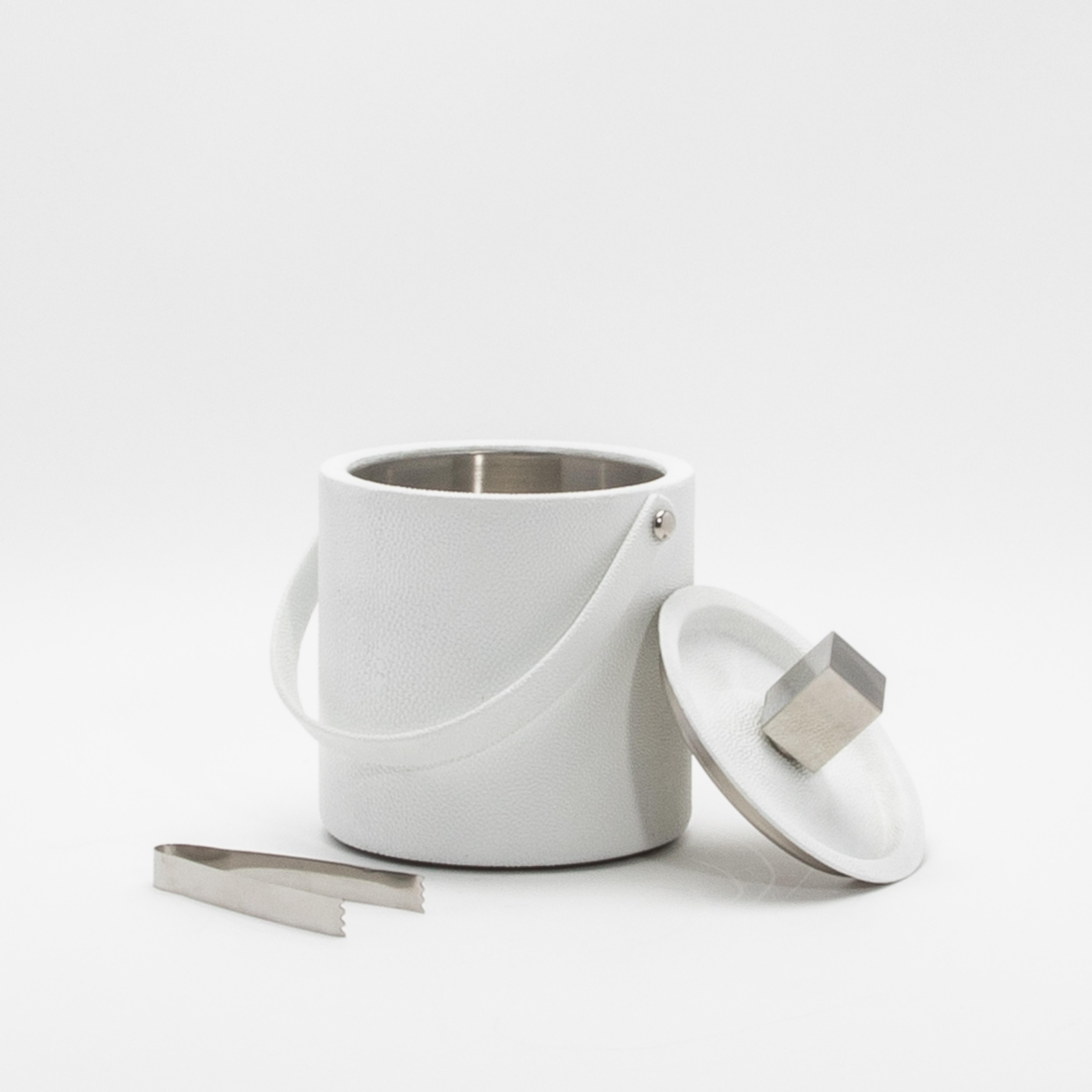 Cubitera de piel de zapa blanca con detalles de acero inoxidable by KIFU Paris Filipino en venta