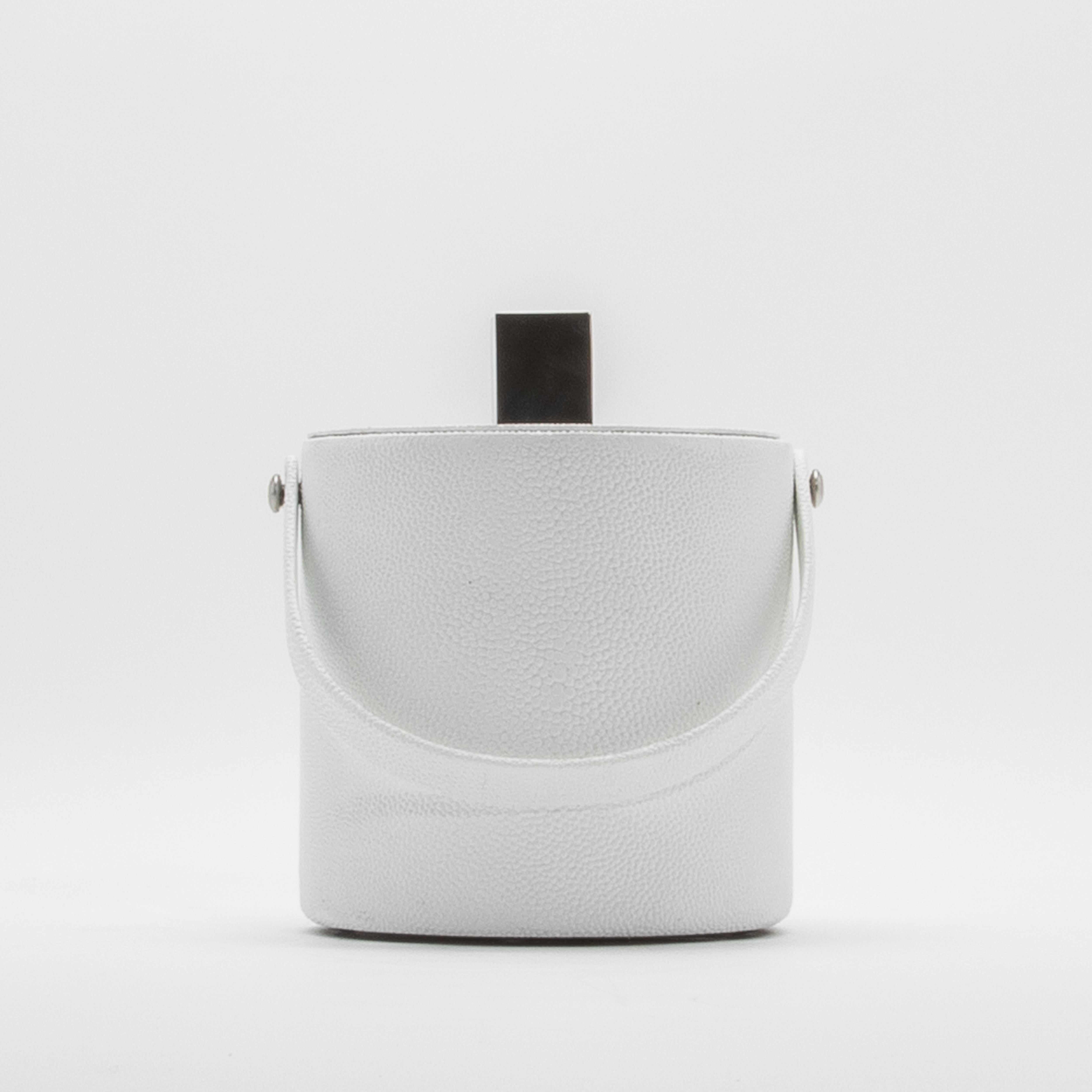 Cubitera de piel de zapa blanca con detalles de acero inoxidable by KIFU Paris Hecho a mano en venta