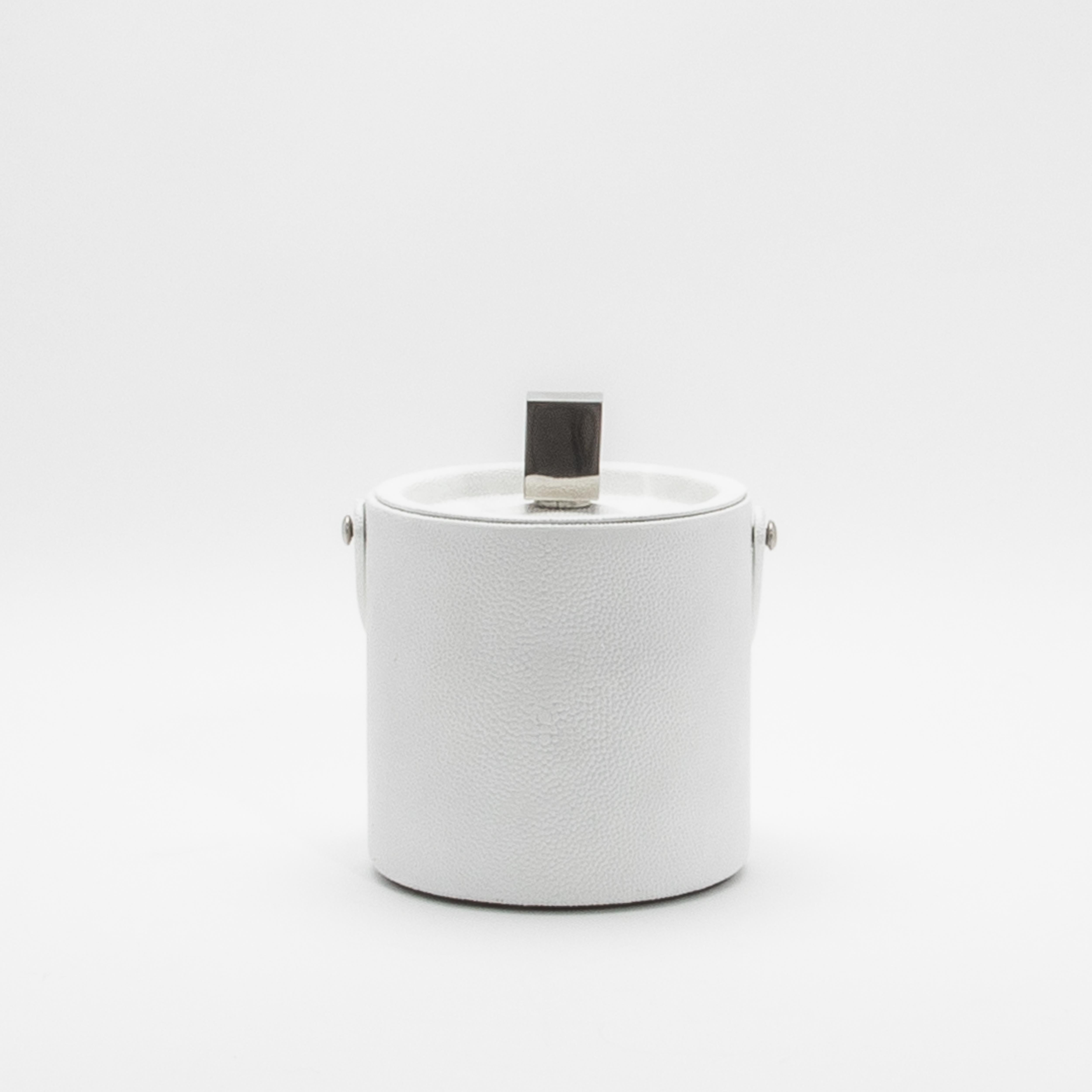Cubitera de piel de zapa blanca con detalles de acero inoxidable by KIFU Paris en Nuevo estado para la venta en West Hollywood, CA