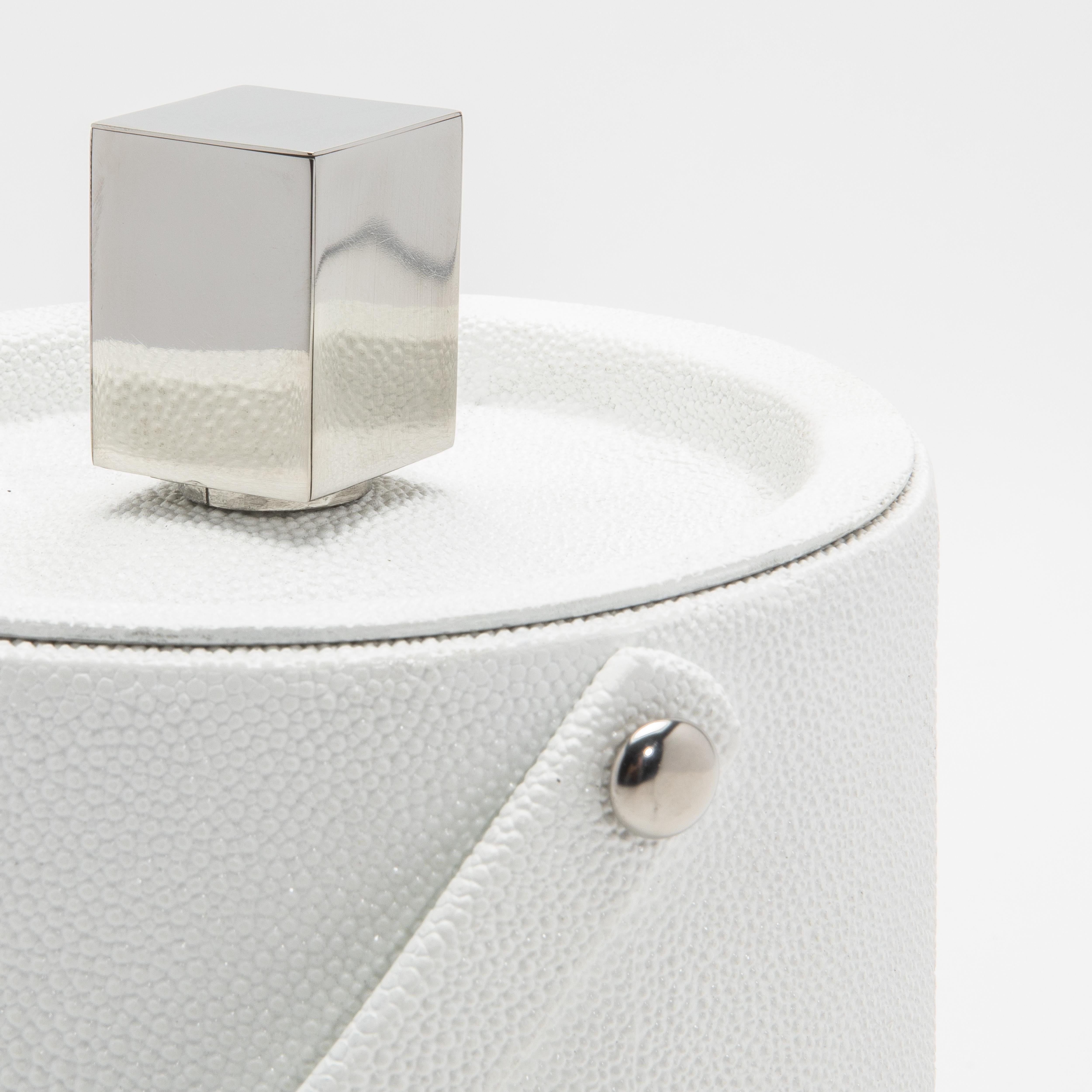 Cubitera de piel de zapa blanca con detalles de acero inoxidable by KIFU Paris Siglo XXI y contemporáneo en venta