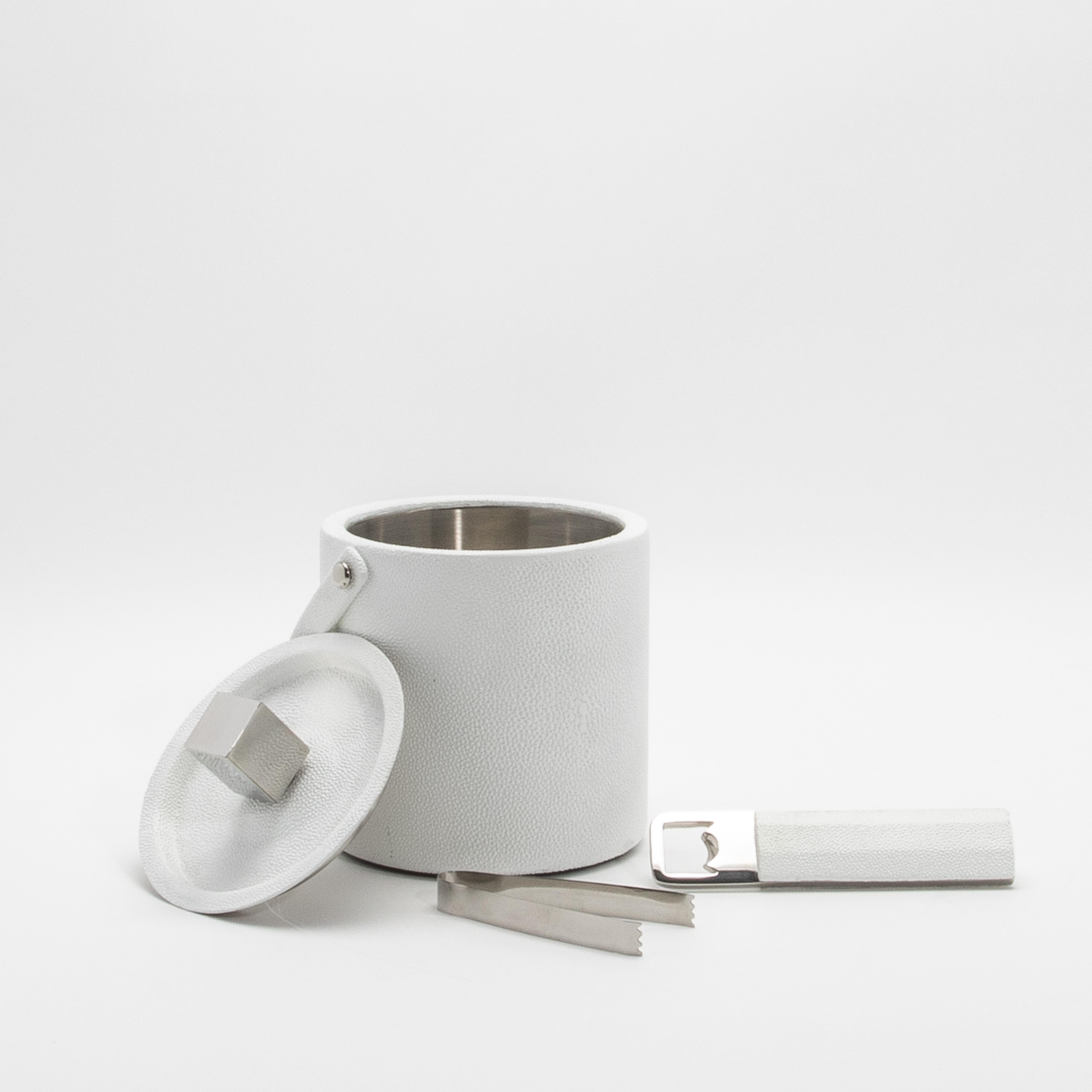 Cubitera de piel de zapa blanca con detalles de acero inoxidable by KIFU Paris Acero inoxidable en venta