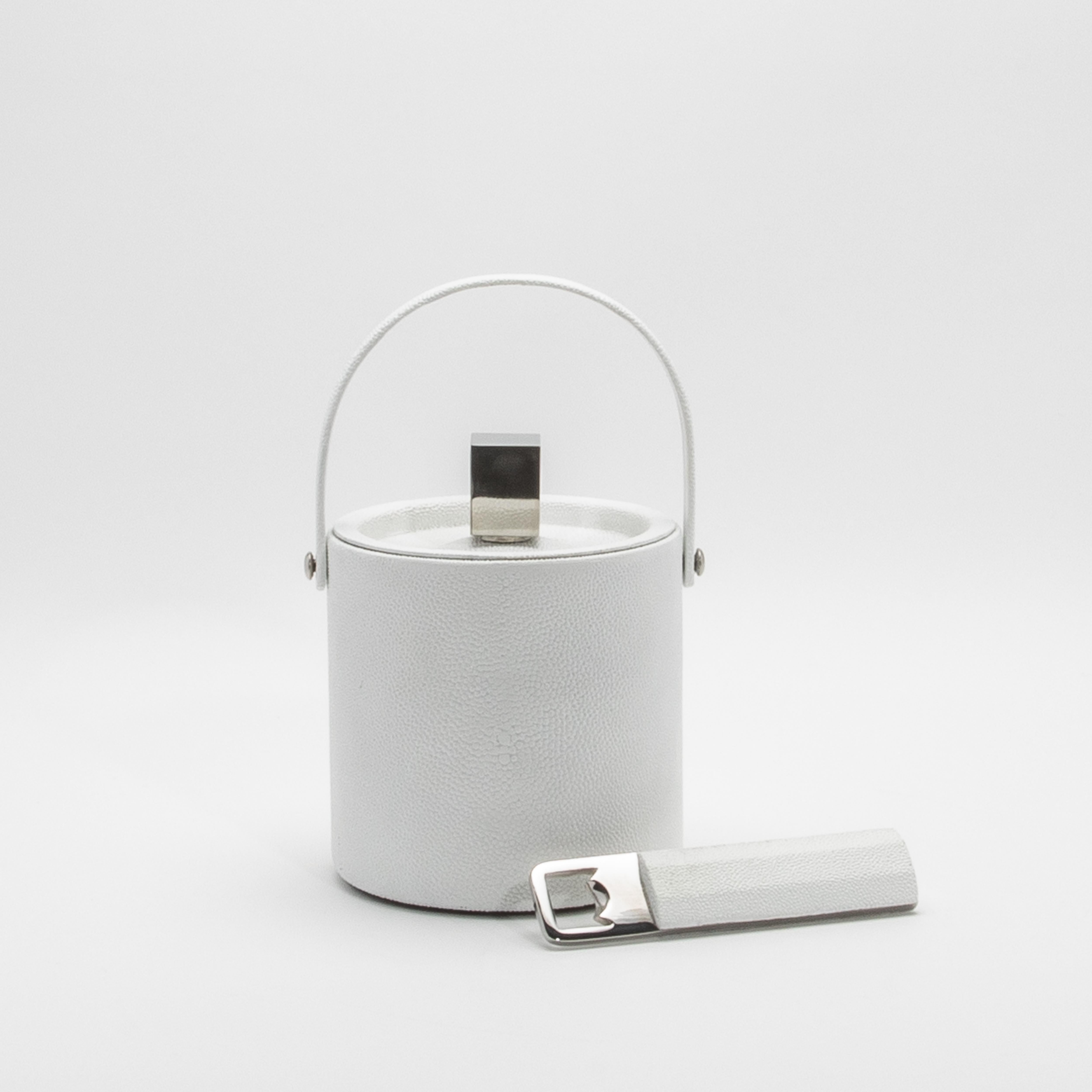Cubitera de piel de zapa blanca con detalles de acero inoxidable by KIFU Paris en venta 1