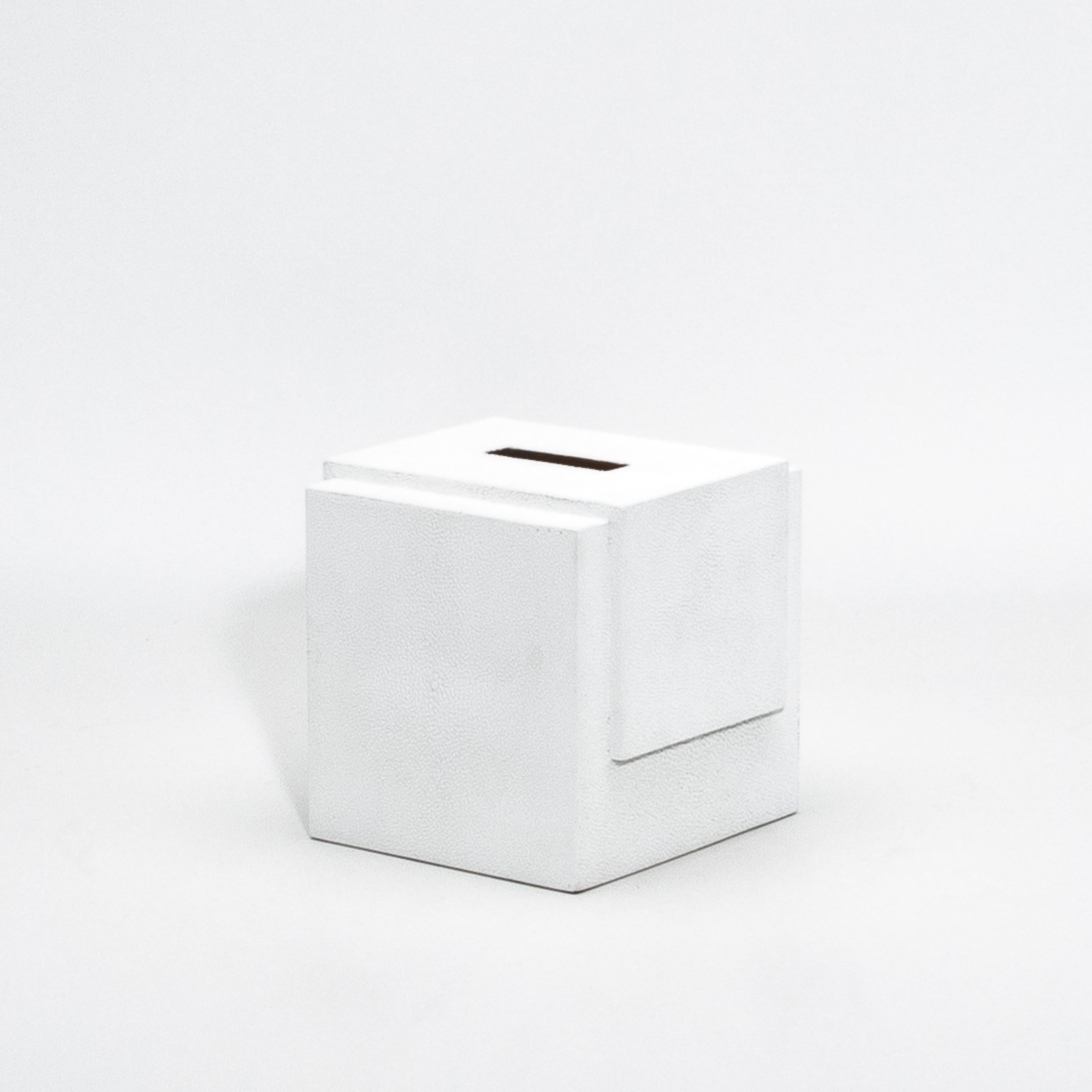 La Caja de pañuelos de piel de raya blanca de R & Y Augousti es una sublime expresión de elegancia moderna y meticulosa artesanía. Envuelto en lujoso shagreen, su acabado texturizado destila refinamiento, añadiendo una capa de sofisticación táctil a