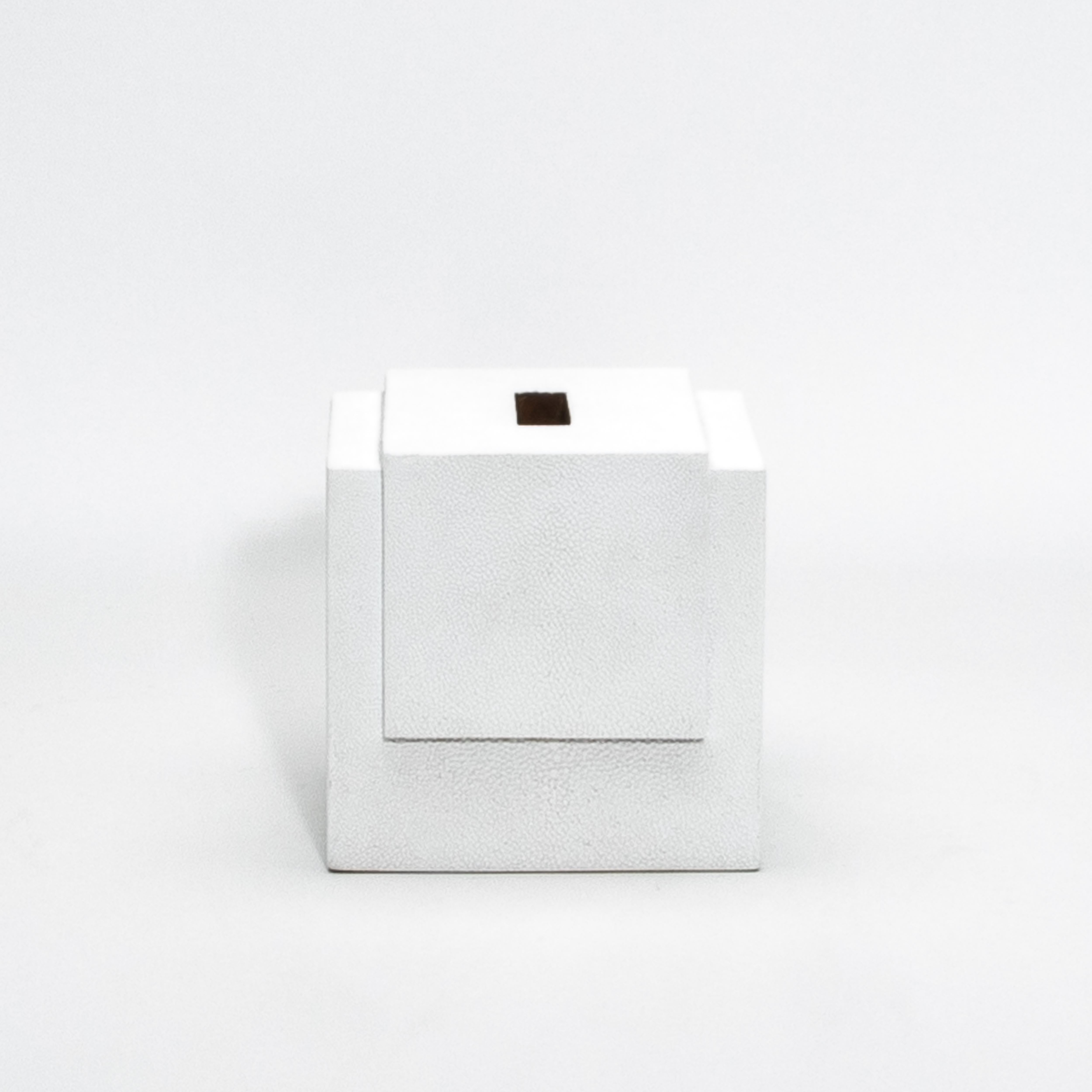 Caja de pañuelos en piel de zapa blanca by R & Y Augousti Moderno en venta